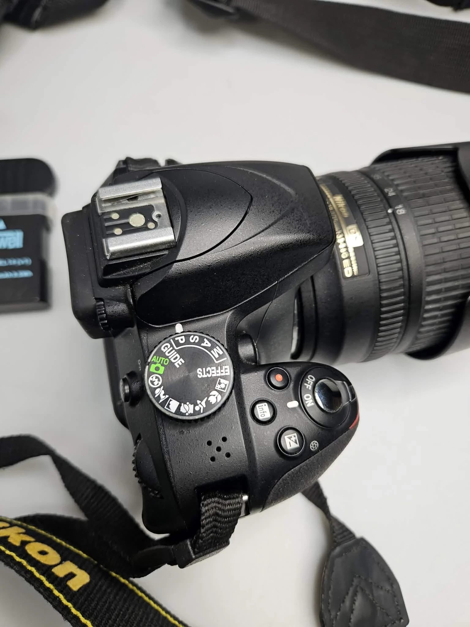 lustrzanka-nikon-d3300obiektyw-nikon-dx-af-s-nikkor-18-105mm-135-56g-e-przekatna-ekranu-300