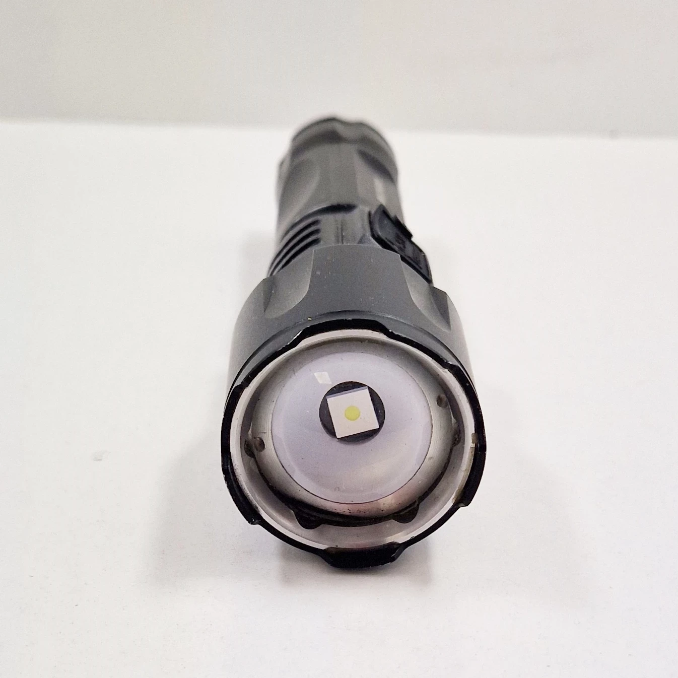 latarka-akumulatorowa-xrg-m1500-zoom-1800-lumenow-kod-producenta-xrgm1500zoom