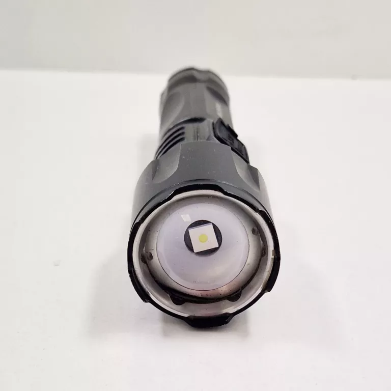 latarka-akumulatorowa-xrg-m1500-zoom-1800-lumenow-kod-producenta-xrgm1500zoom