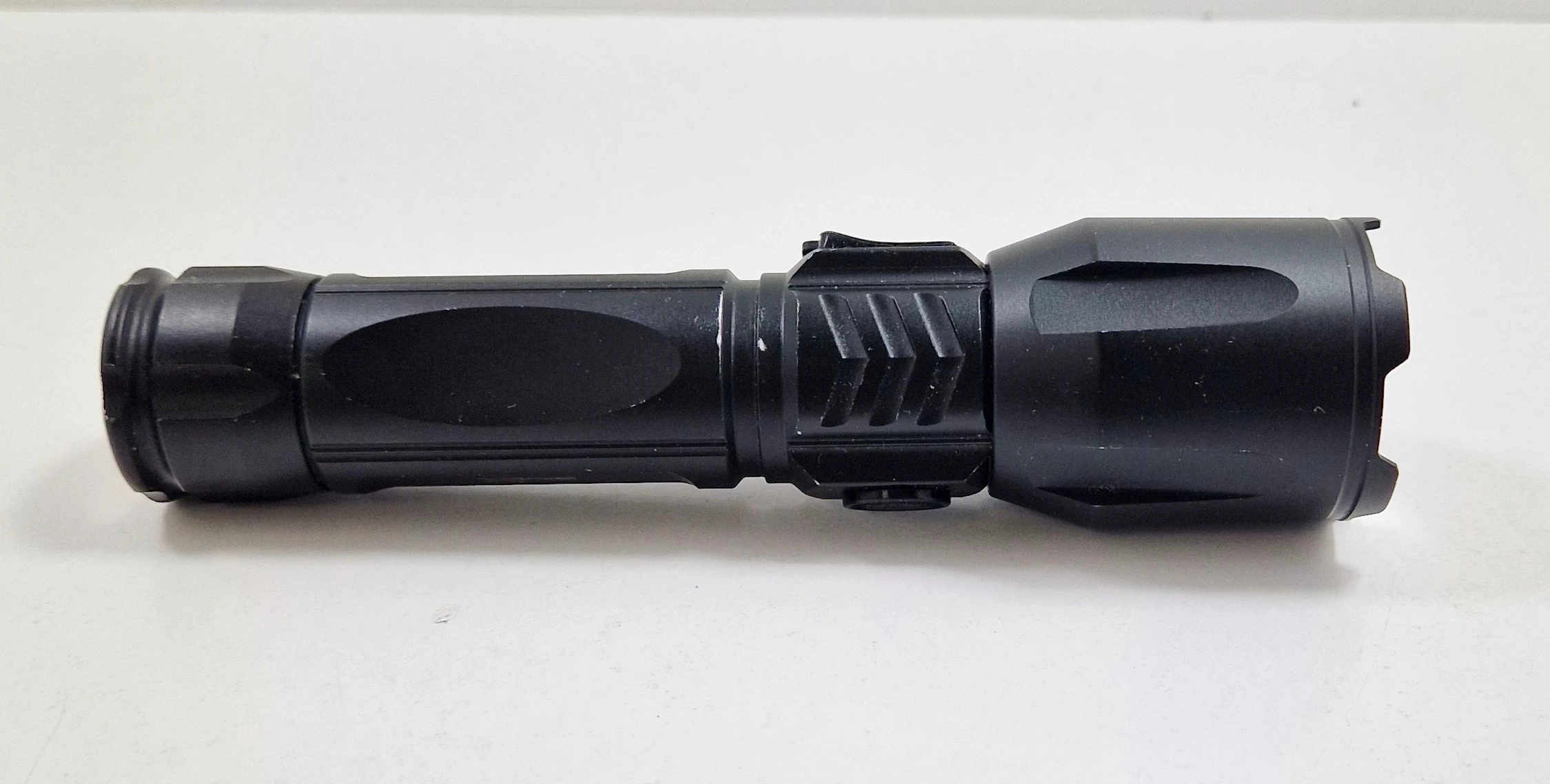 latarka-akumulatorowa-xrg-m1500-zoom-1800-lumenow-rodzaj-16428-2