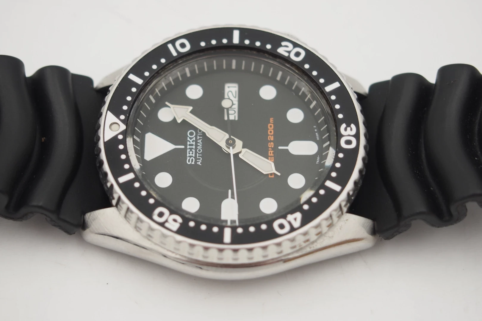 zegarek-seiko-scuba-divers-skx007-7s26-0020-200m-20bar-automat-ksztalt-koperty-129223-2