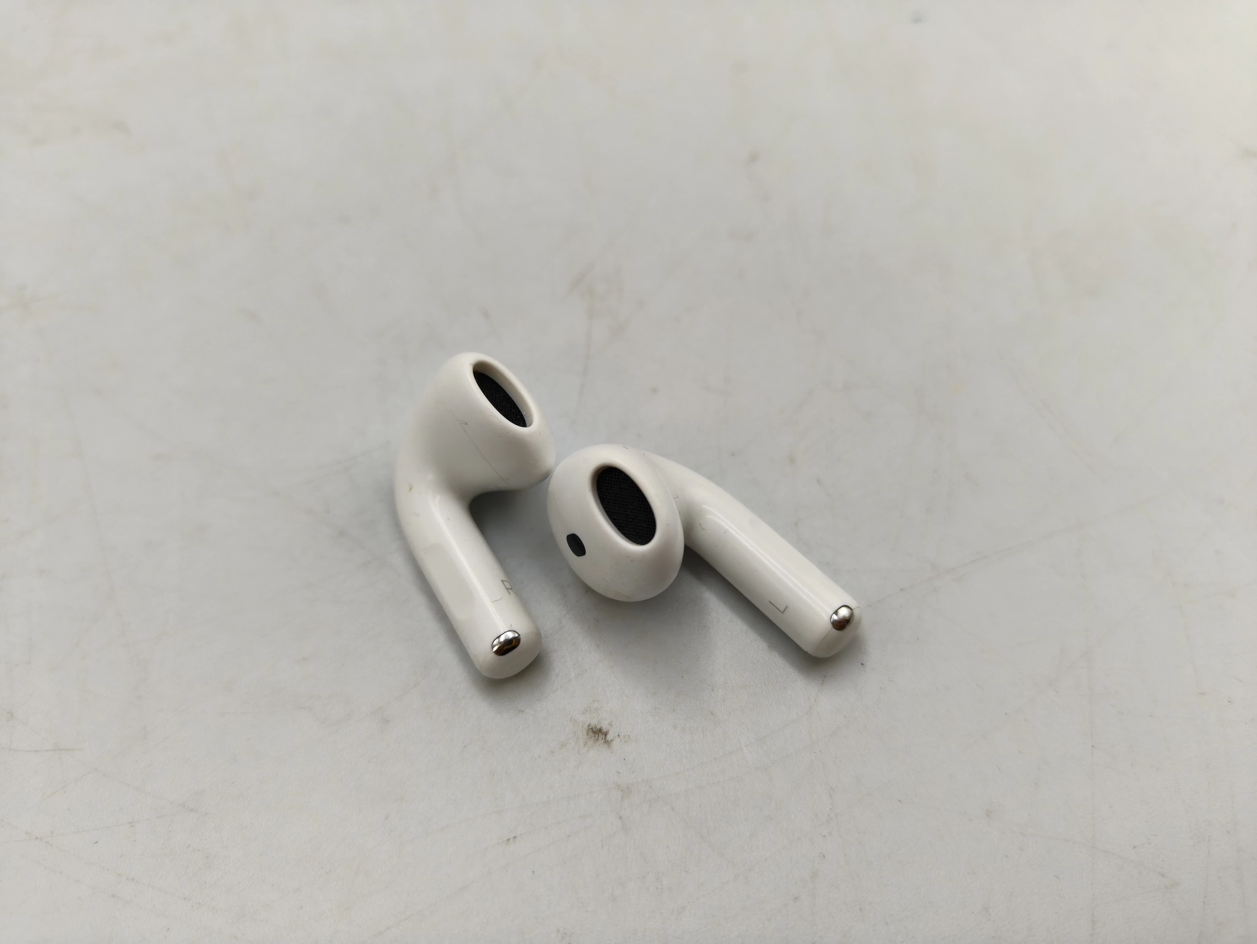 sluchawki-bzprzewodowe-apple-airpods-4-stan-11323-2