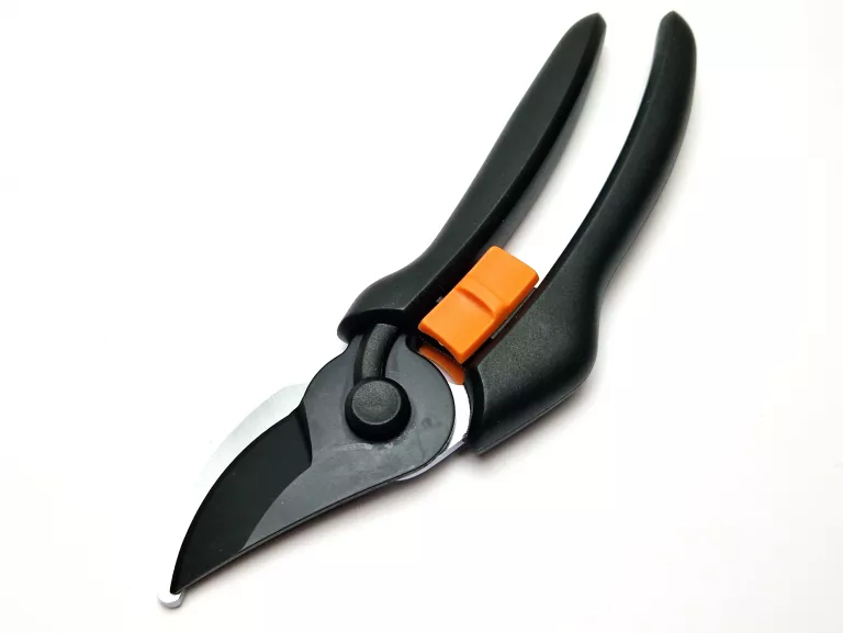 sekator-fiskars-p121-stan-11323-2
