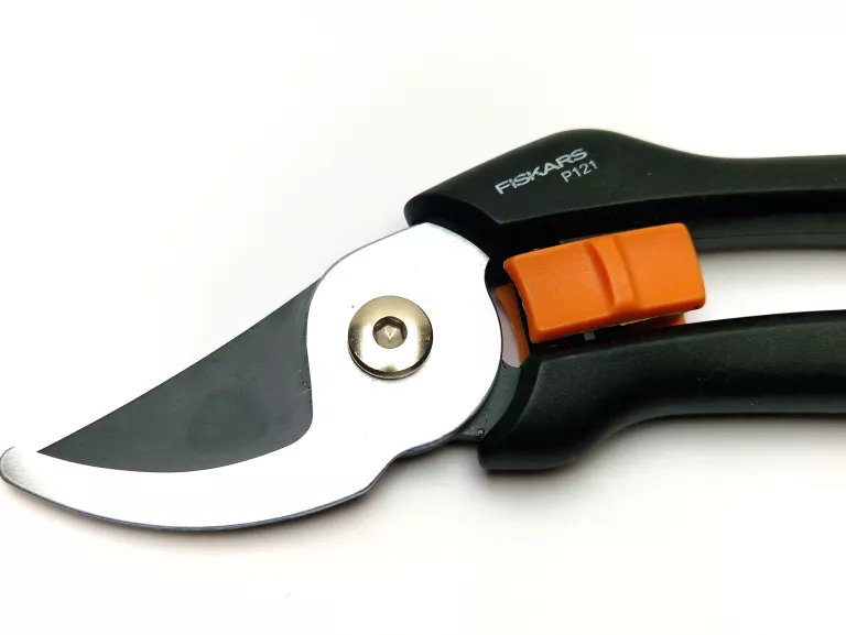 sekator-fiskars-p121-ean-gtin-5907190501742