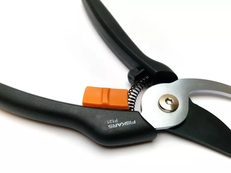 sekator-fiskars-p121-marka-248811-950430