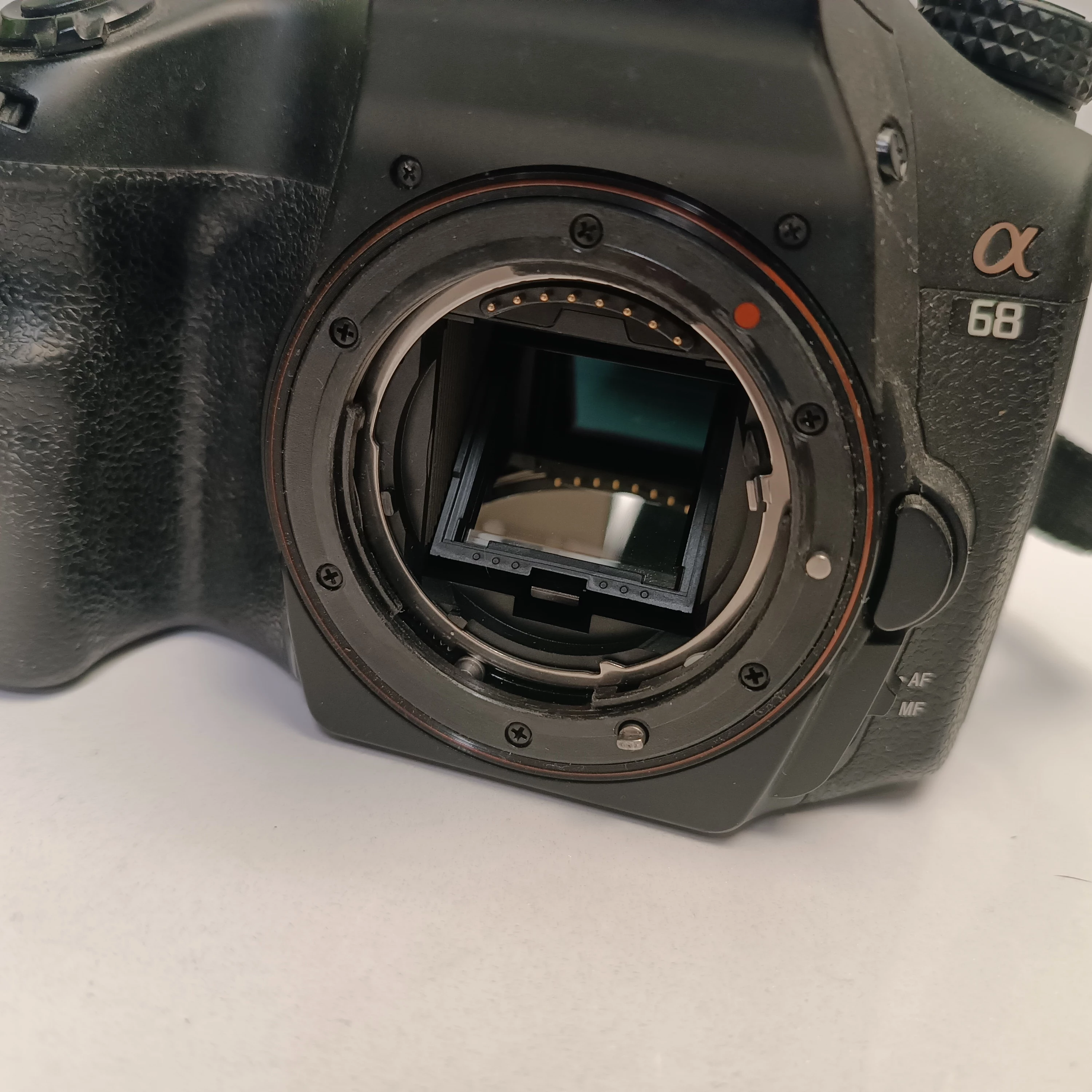 lustrzanka-cyfrowa-sony-alpha-68-z-obiektywem-tamron-17-50mm-f28-sp-rozdzielczosc-2480