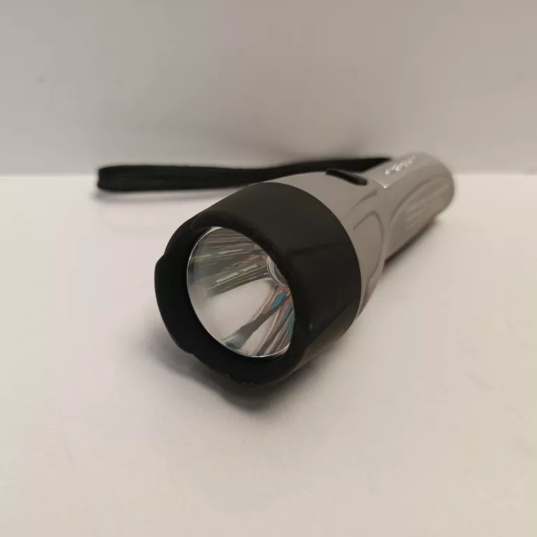 latarka-na-baterie-led-szara-casalux-osiedle-teatralne-3u15-krakow