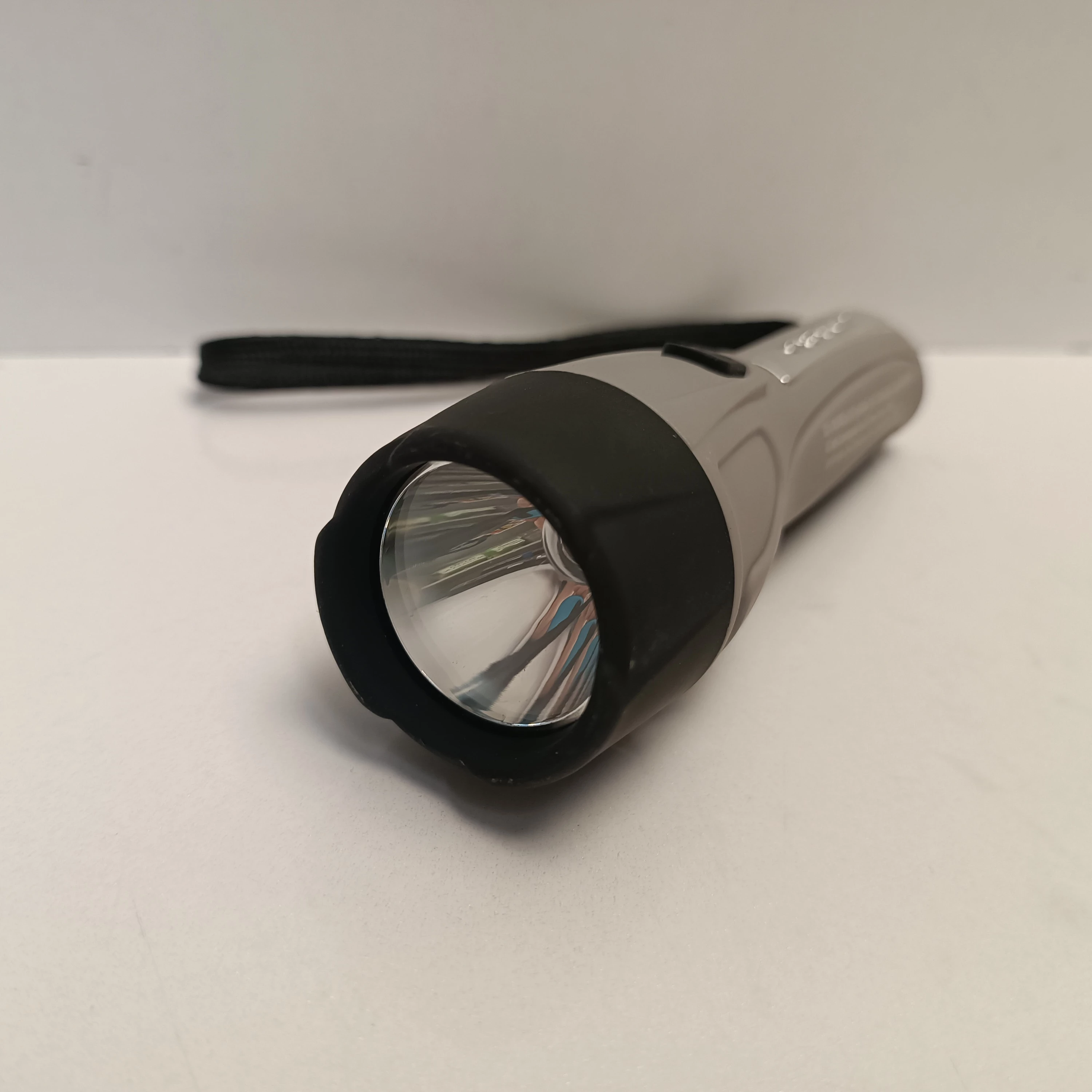 latarka-na-baterie-led-szara-casalux-osiedle-teatralne-3u15-krakow