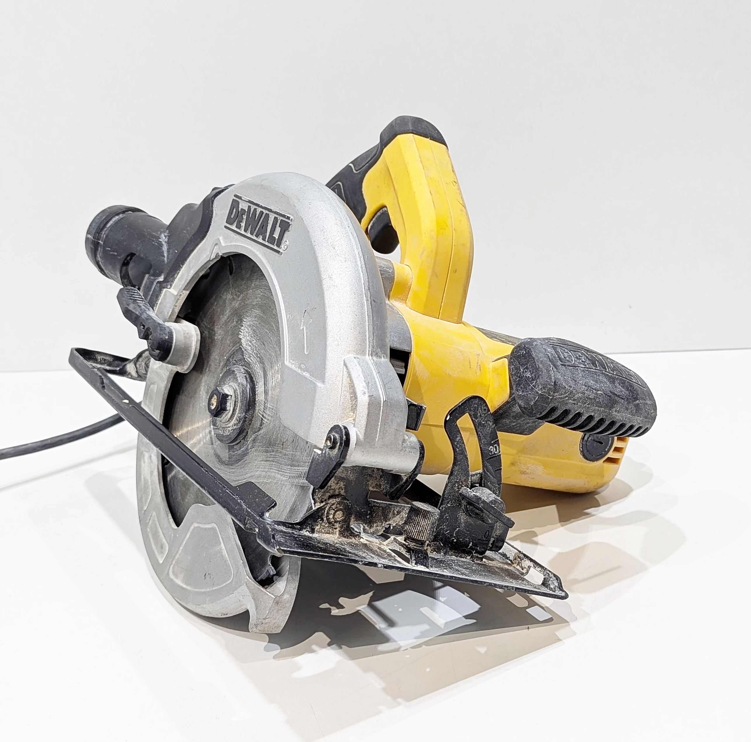 pilarka-tarczowa-dewalt-dwe5615-ean-gtin-5035048798546