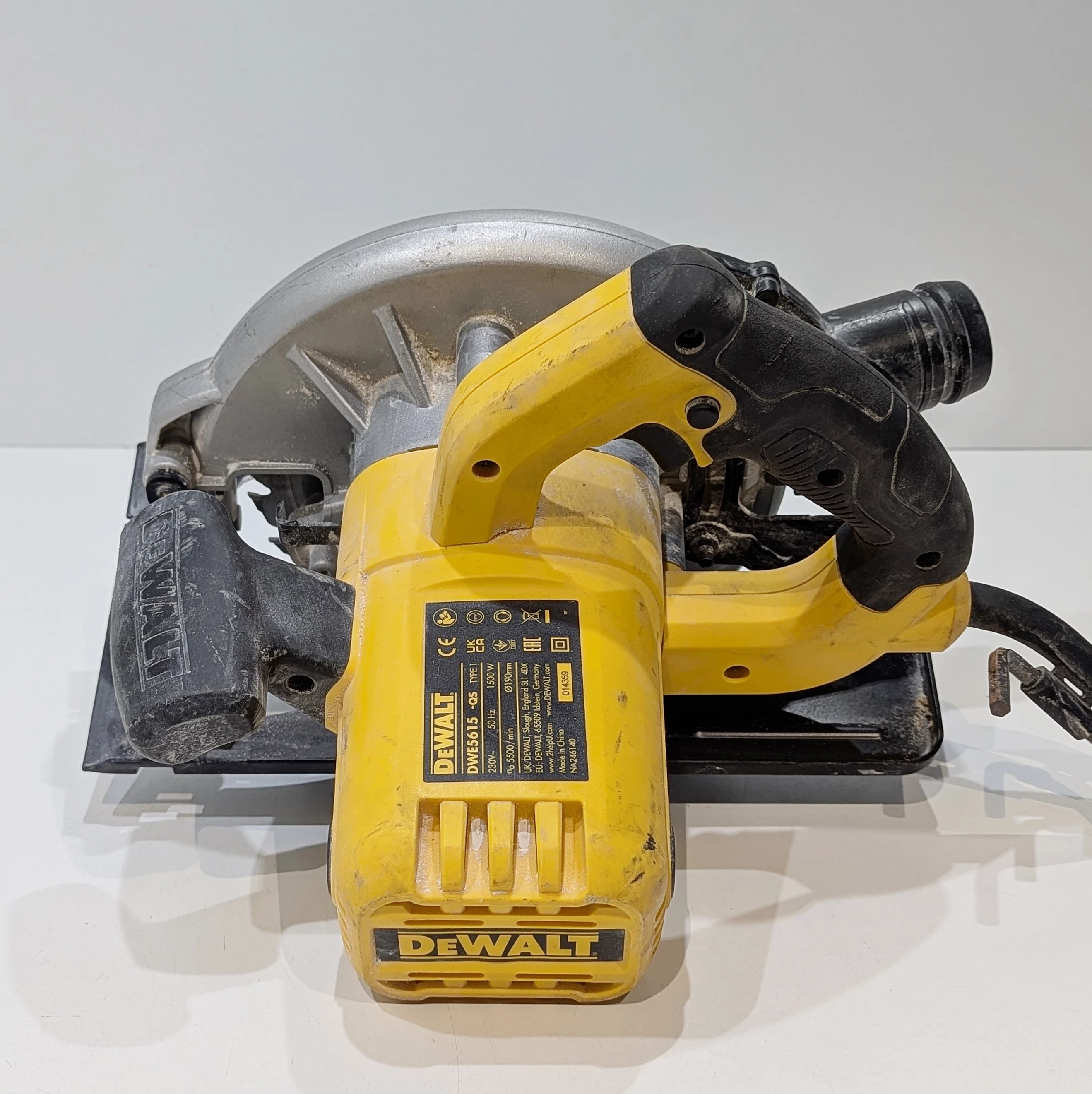 pilarka-tarczowa-dewalt-dwe5615-srednica-otworu-pily-3000