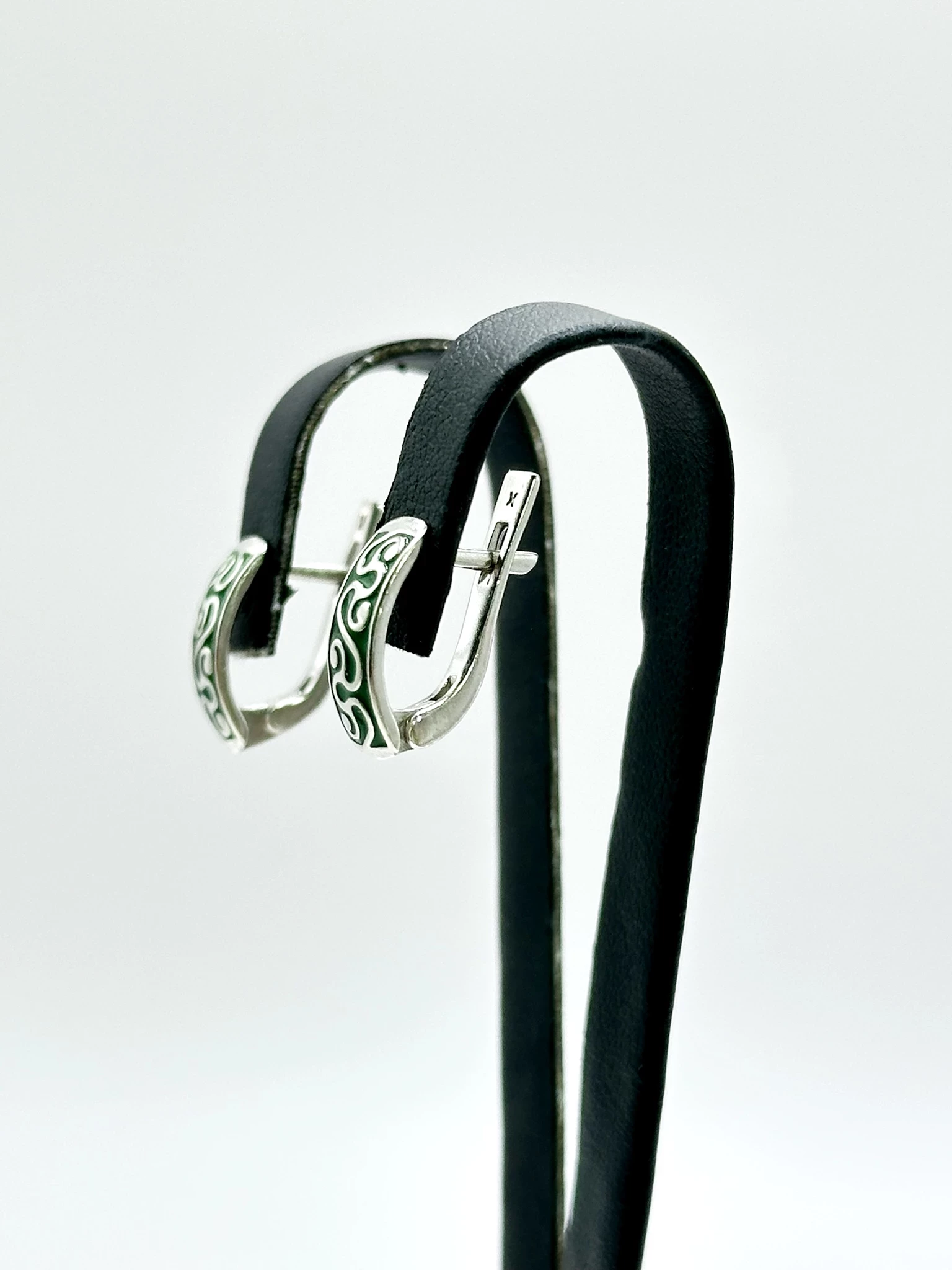 sd258-wygodne-damskie-kolczyki-ze-srebra-925-z-zielona-emalia-stan-11323-2