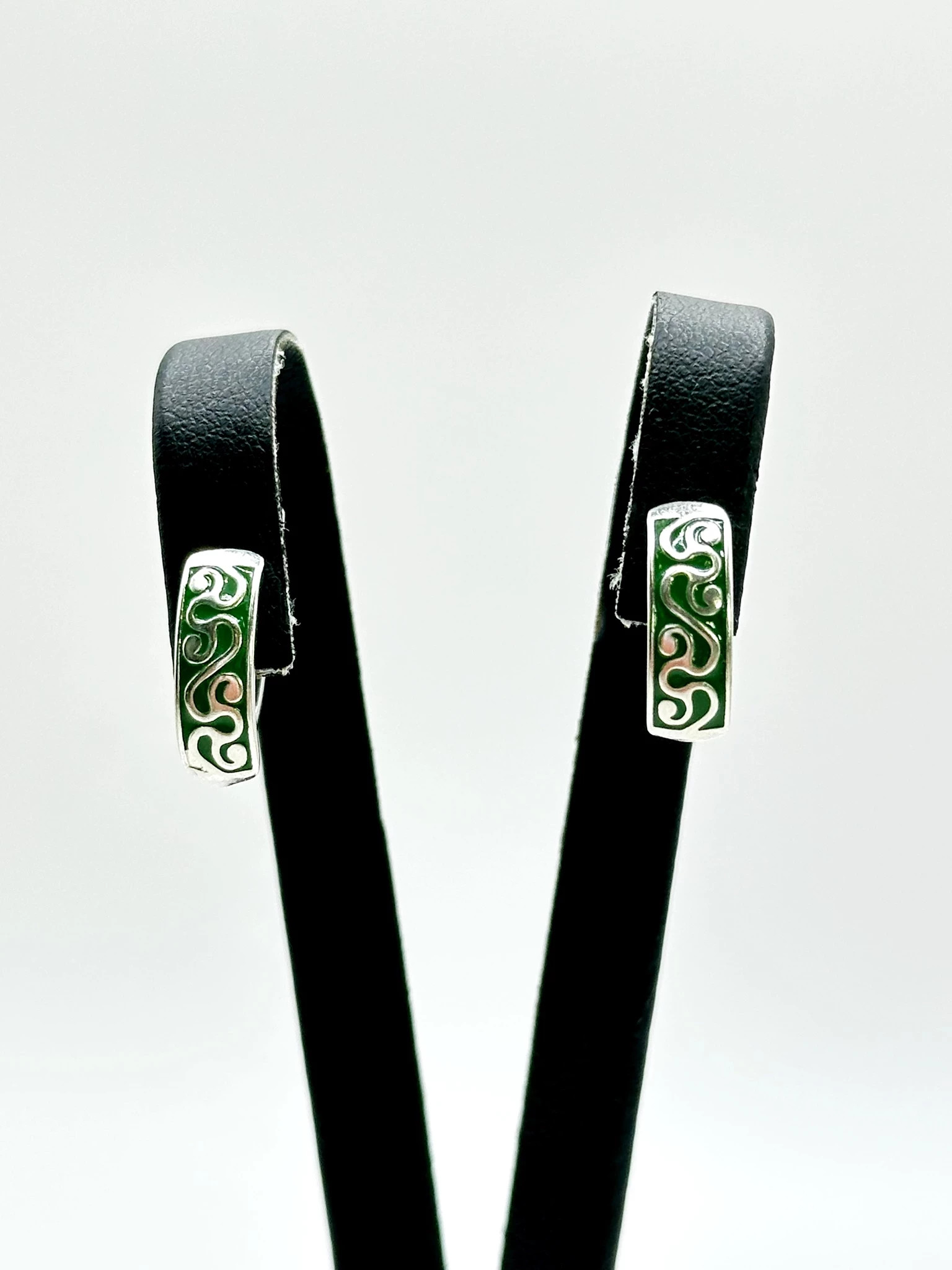 sd258-wygodne-damskie-kolczyki-ze-srebra-925-z-zielona-emalia-plac-3-maja-6-sj-luban-kamp