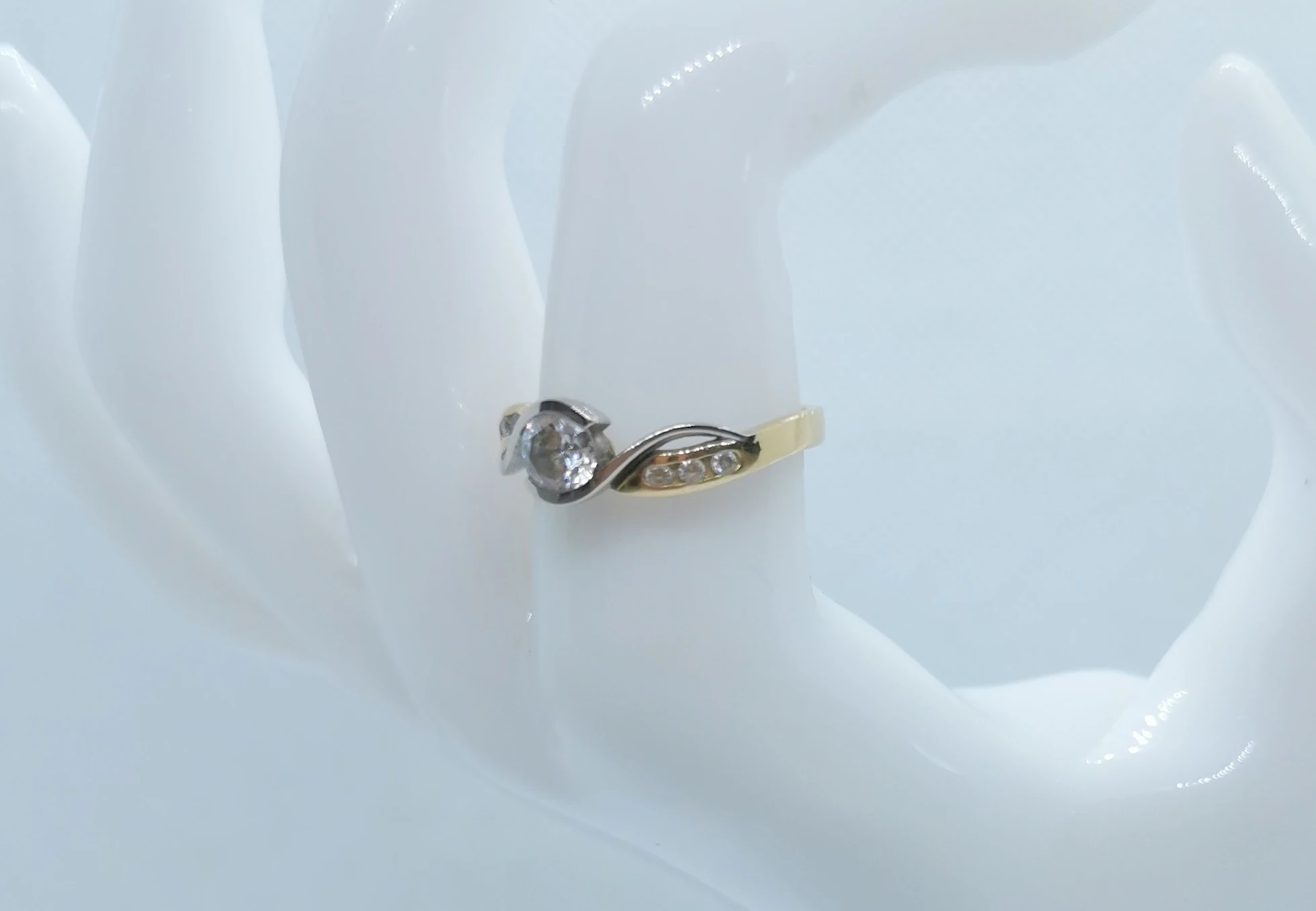 zloty-pierscionek-z-cyrkoniami-277g-585-stan-11323-2