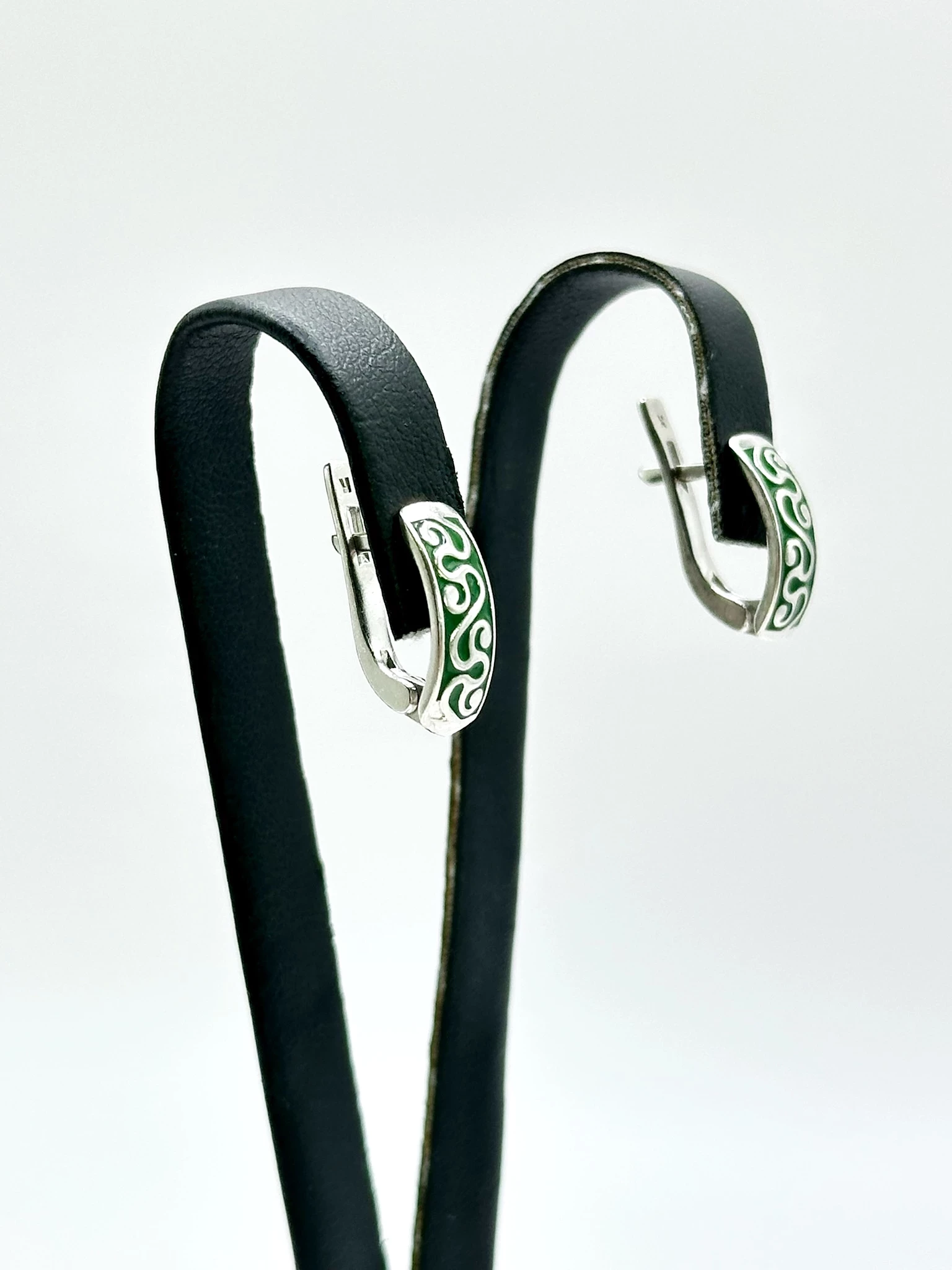 sd258-wygodne-damskie-kolczyki-ze-srebra-925-z-zielona-emalia-material-15835-4