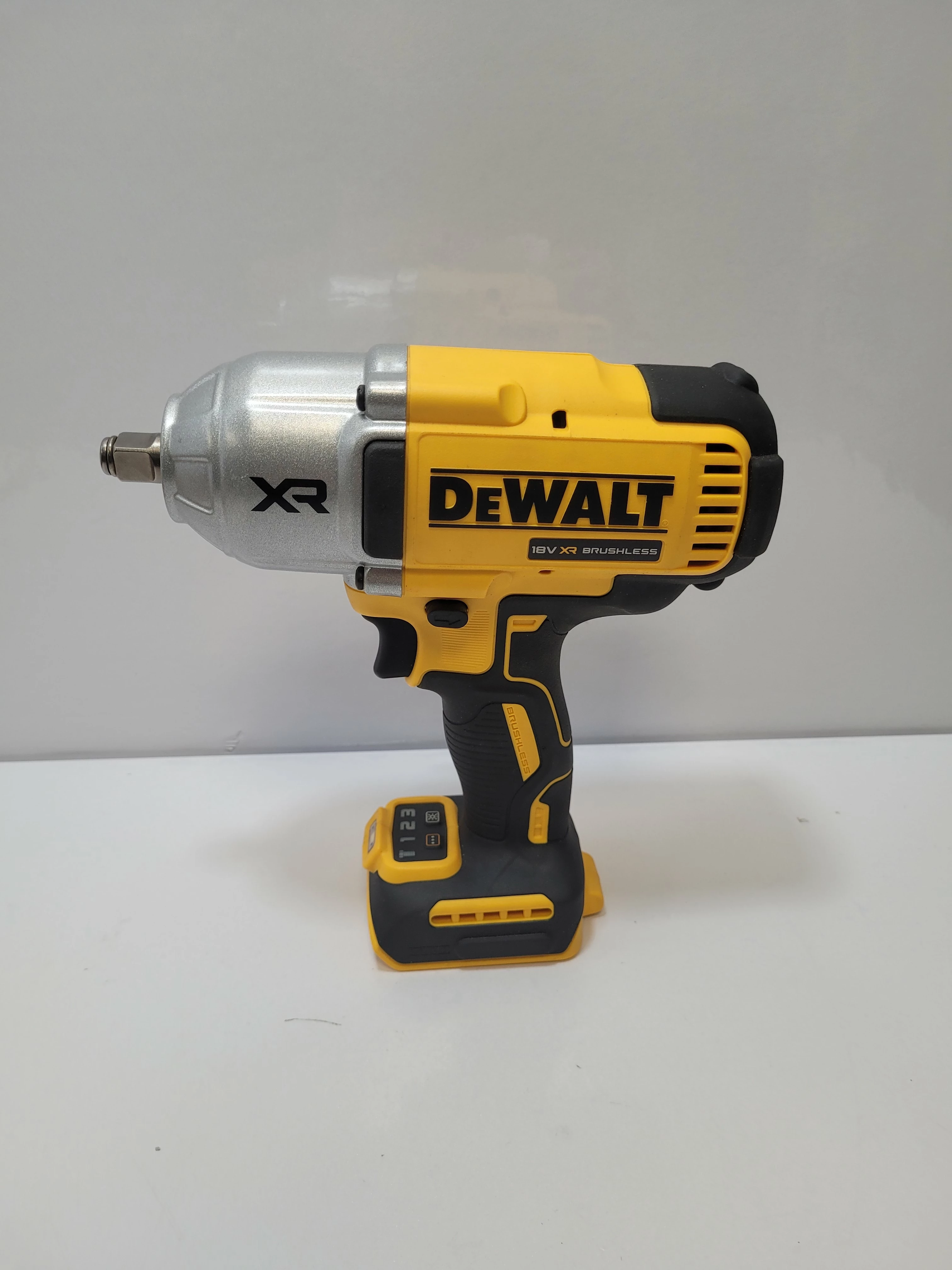 klucz-udarowy-dewalt-dcf900-2-aku-predkosc-obrotowa-180000