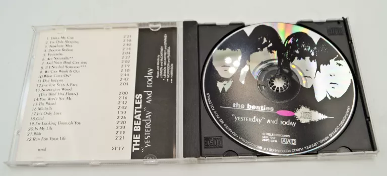 the-beatles-yesterday-and-today-stan-11323-2