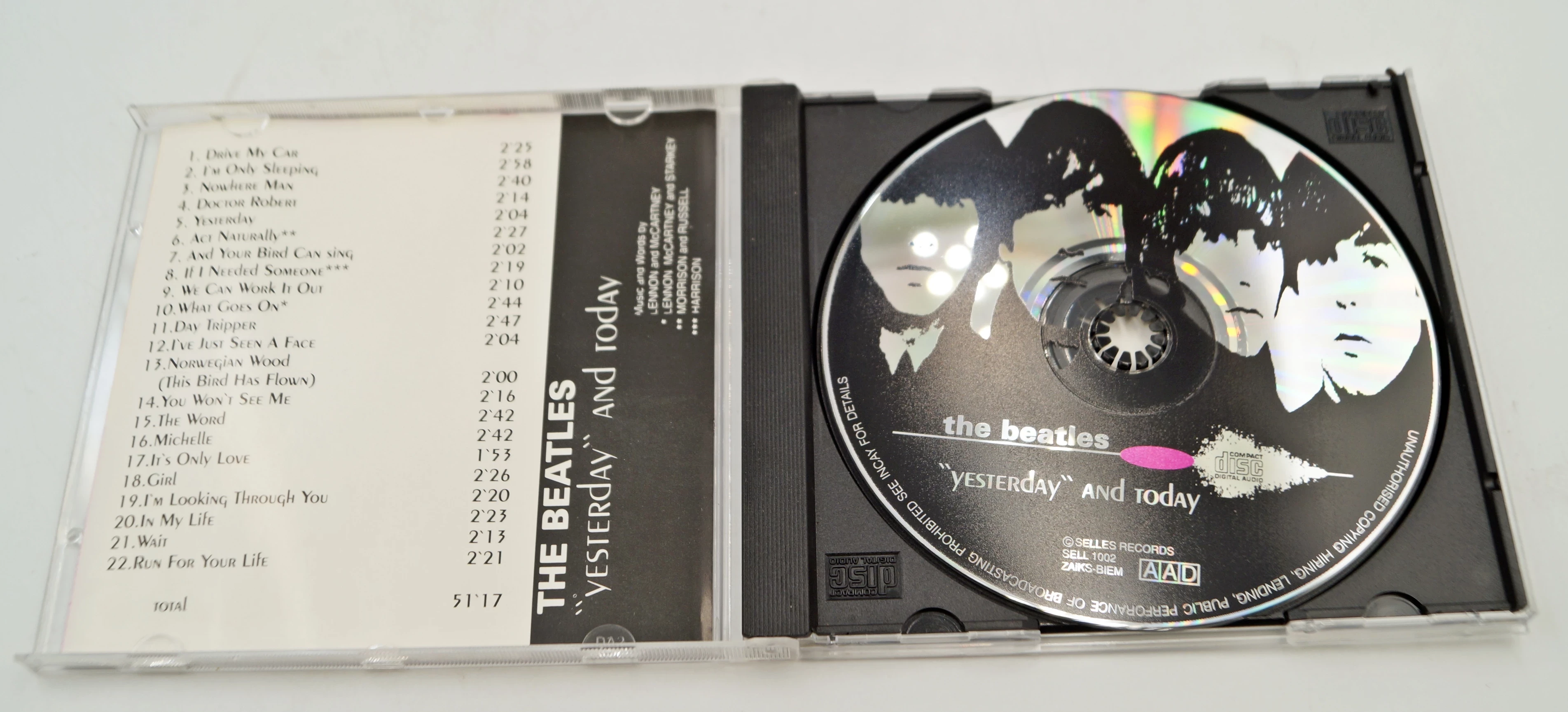 the-beatles-yesterday-and-today-stan-11323-2