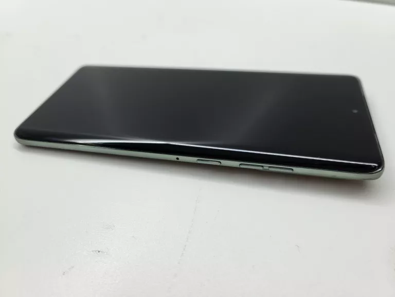 telefon-motorola-edge-60-pro-przekatna-ekranu-670