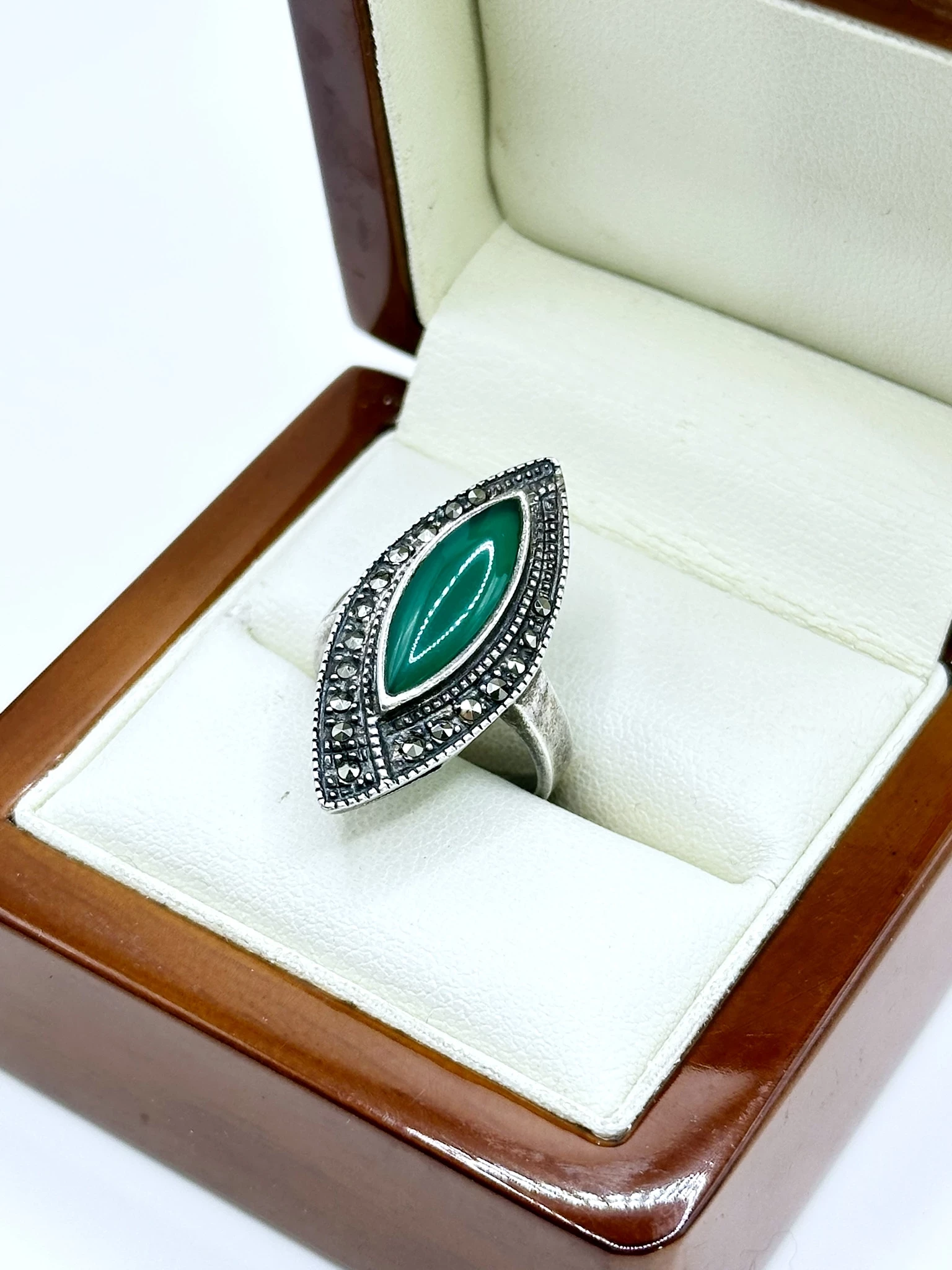 sd133-pierscionek-ze-srebra-z-markazytami-i-zielonym-kamieniem-retro-stan-11323-2