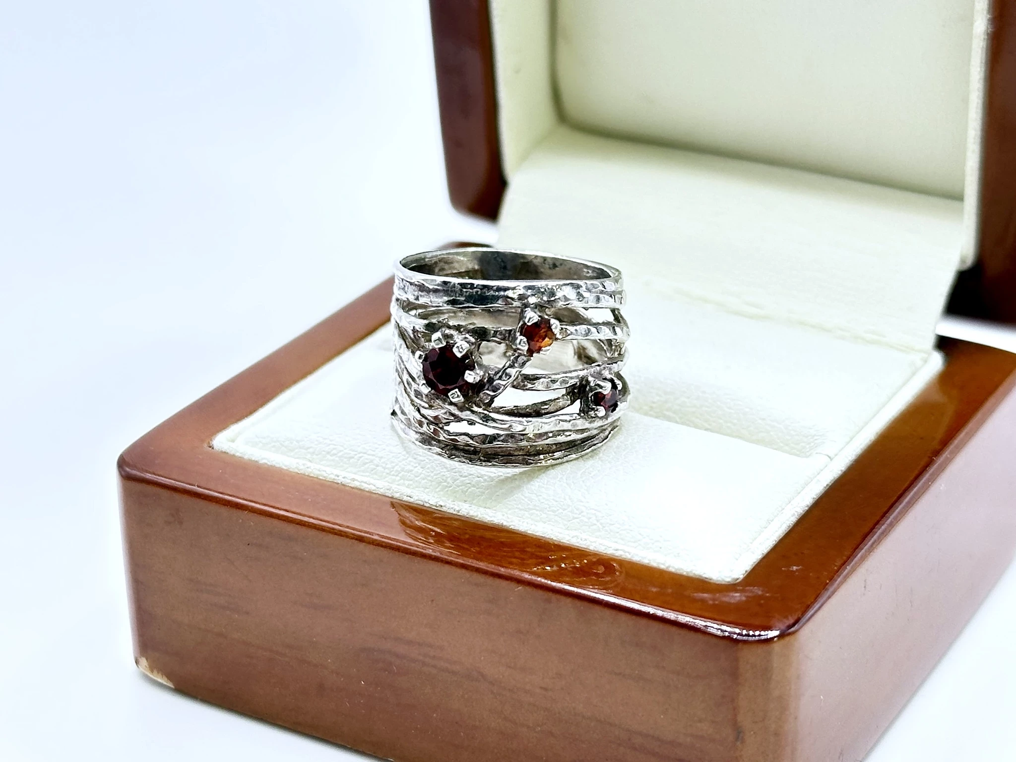 sd132-damski-pierscionek-ze-srebra-925-z-czerwonymi-cyrkoniamii-niepodleglosci-18-wschowa-kamp