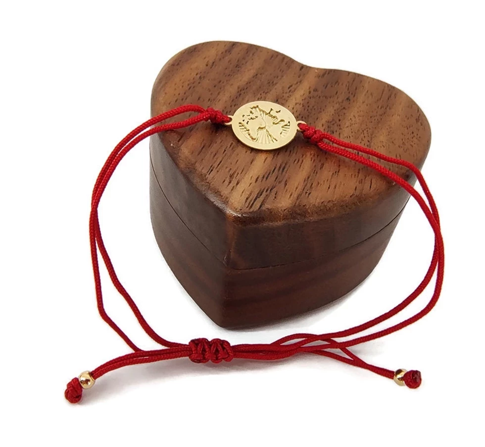 zlota-bransoletka-na-czerwonym-sznurku-z-motywem-swiata-087g-p585-dlugosc-calkowita-30