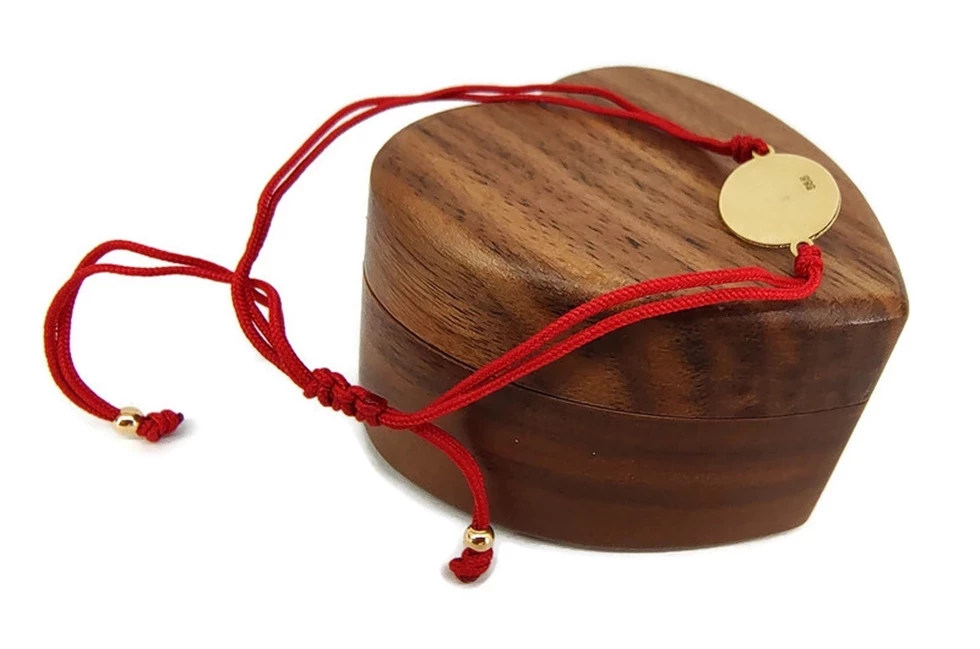 zlota-bransoletka-na-czerwonym-sznurku-z-motywem-swiata-087g-p585-material-15835-2