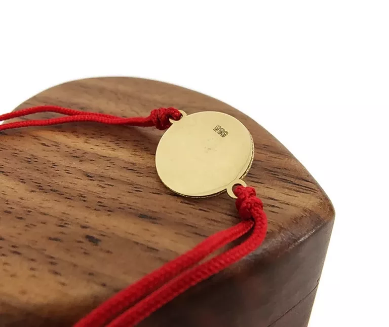 zlota-bransoletka-na-czerwonym-sznurku-z-motywem-swiata-087g-p585-kamien-17088-524288