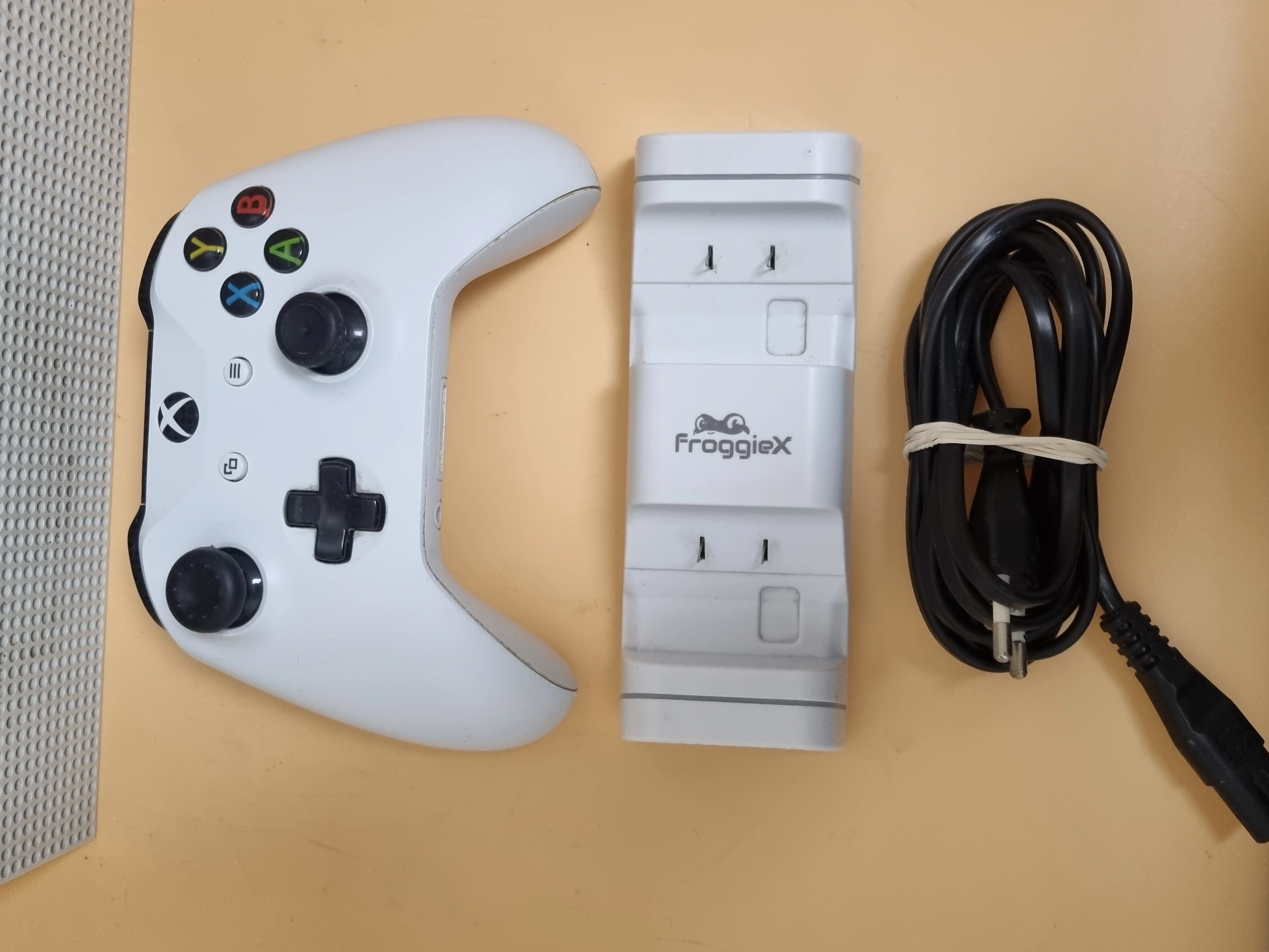 konsola-xbox-one-s-1tb-1681-wersja-konsoli-130591-2