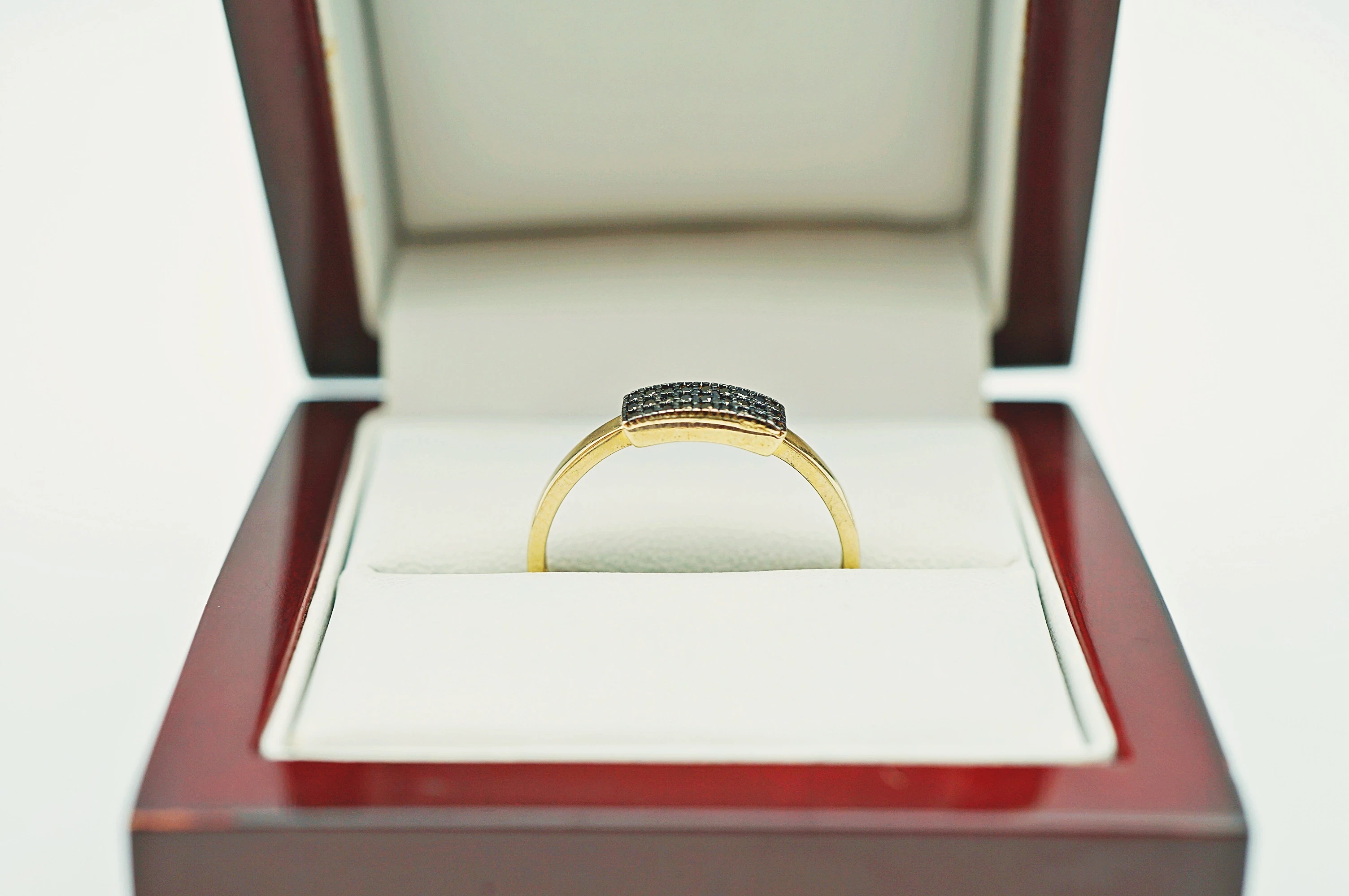 ciekawy-zloty-pierscionek-z-czarnym-kamieniem-p375-r21-material-15835-2