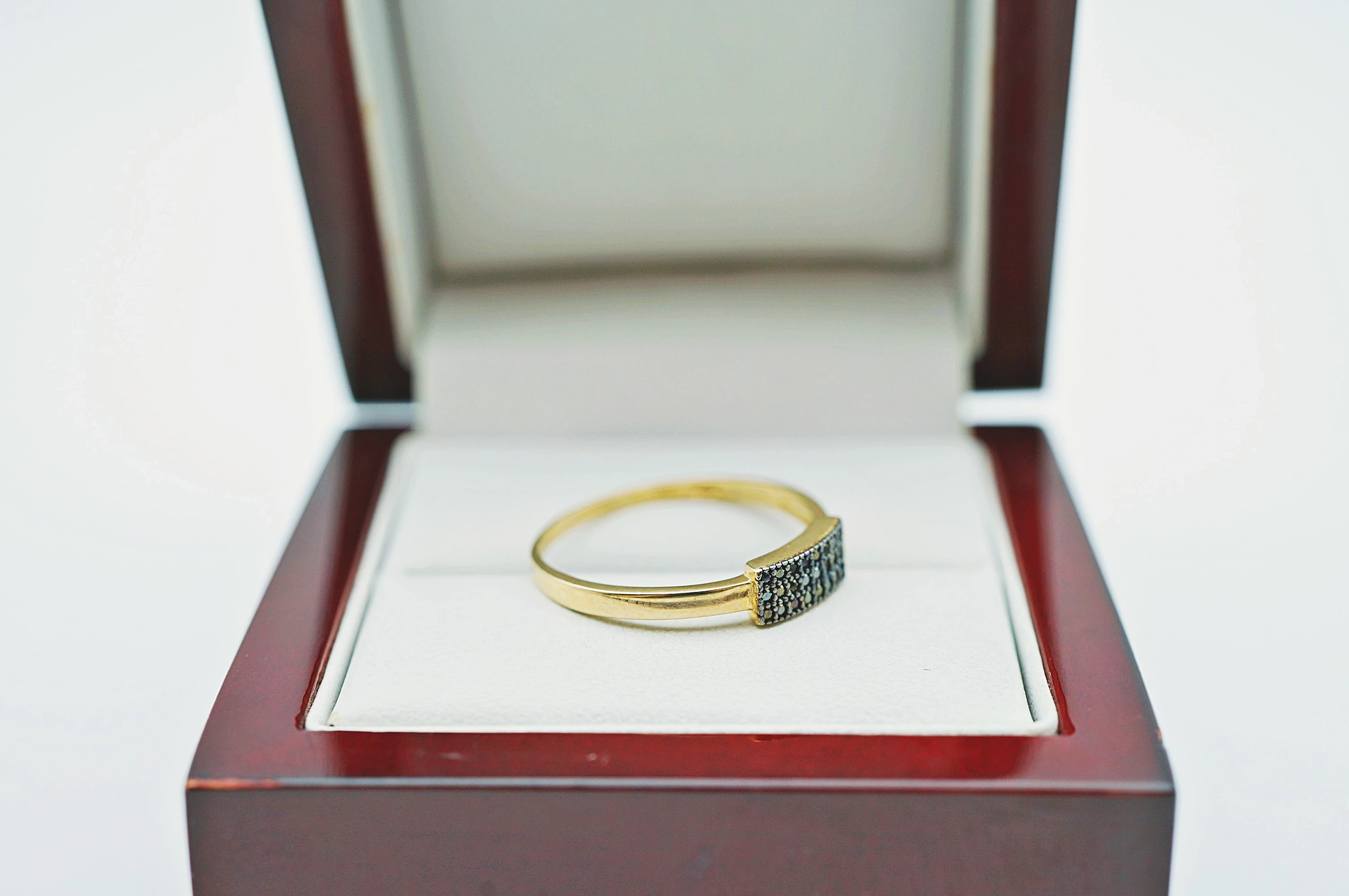 ciekawy-zloty-pierscionek-z-czarnym-kamieniem-p375-r21-waga-14