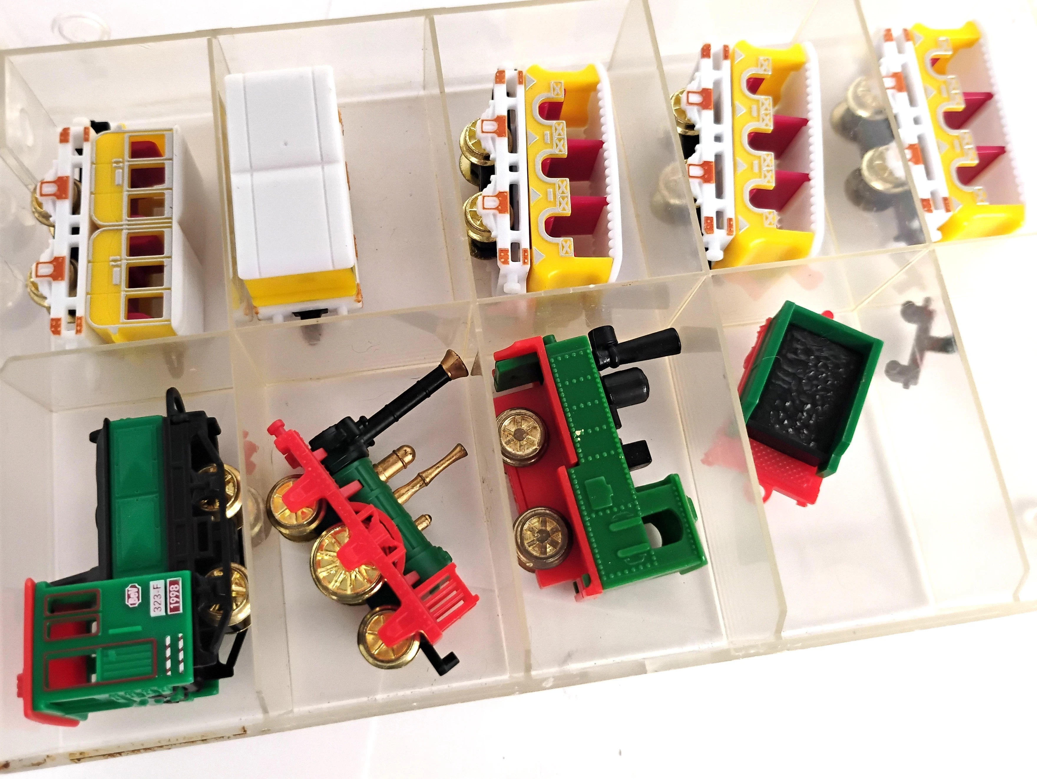 kolekcjonerskie-figurki-i-zabawki-z-kinder-niespodzianek-aleja-jana-pawla-ii-9b-reda