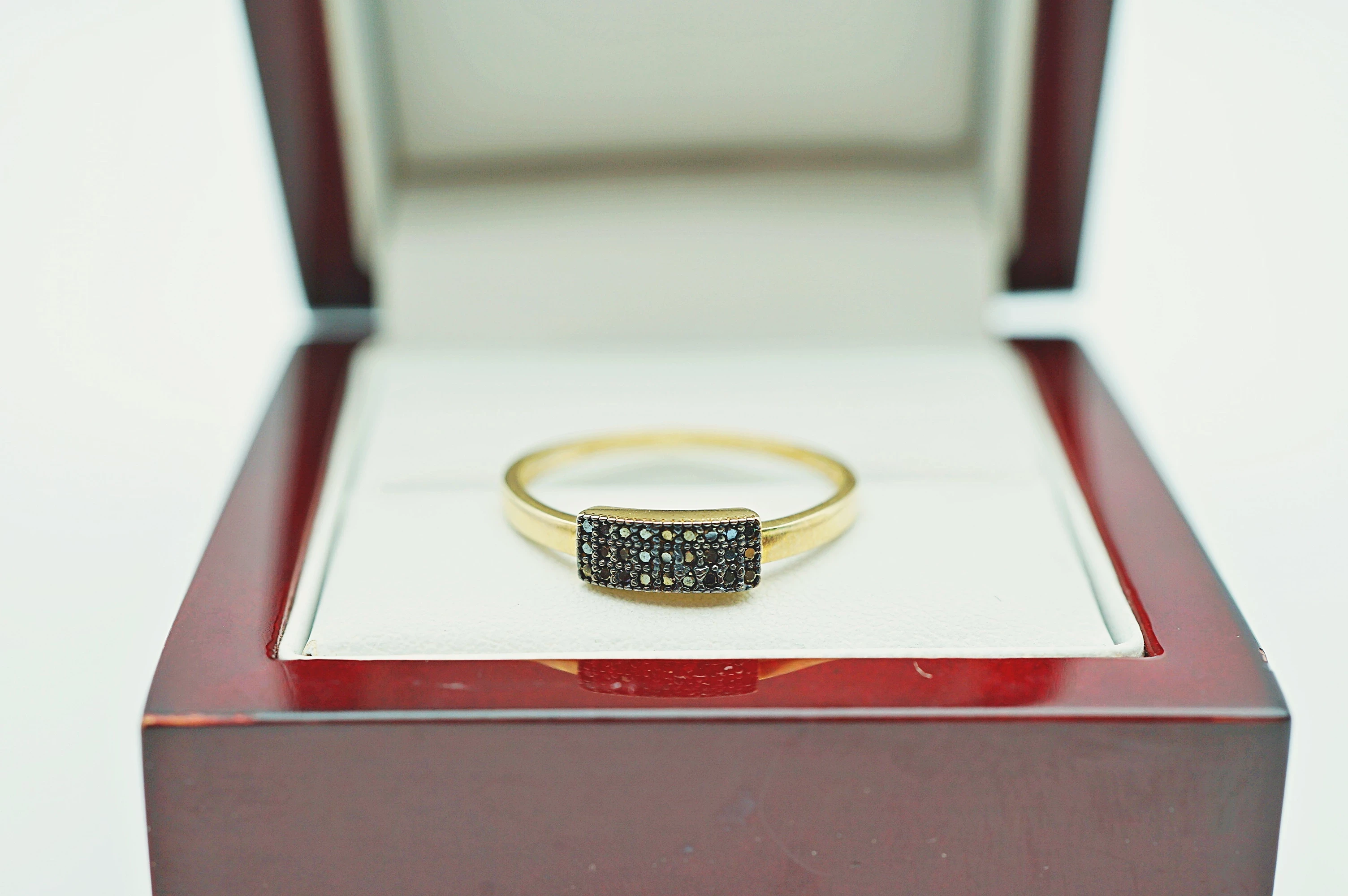 ciekawy-zloty-pierscionek-z-czarnym-kamieniem-p375-r21-kamien-17088-4194304