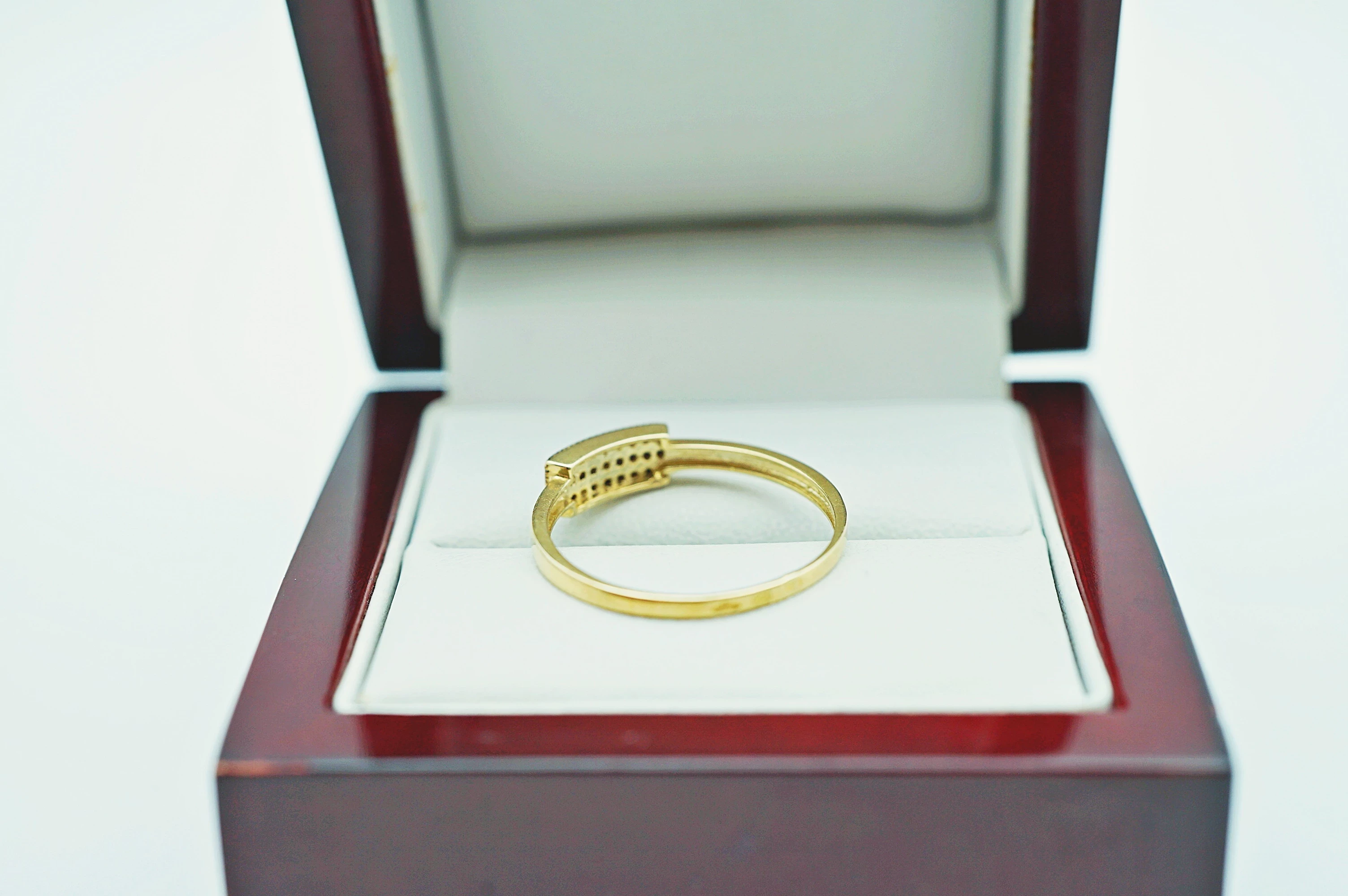 ciekawy-zloty-pierscionek-z-czarnym-kamieniem-p375-r21-rozmiarsrednica-wew-mm-372-21