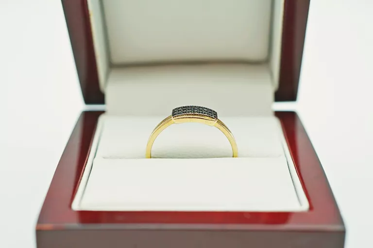 ciekawy-zloty-pierscionek-z-czarnym-kamieniem-p375-r21-material-15835-2