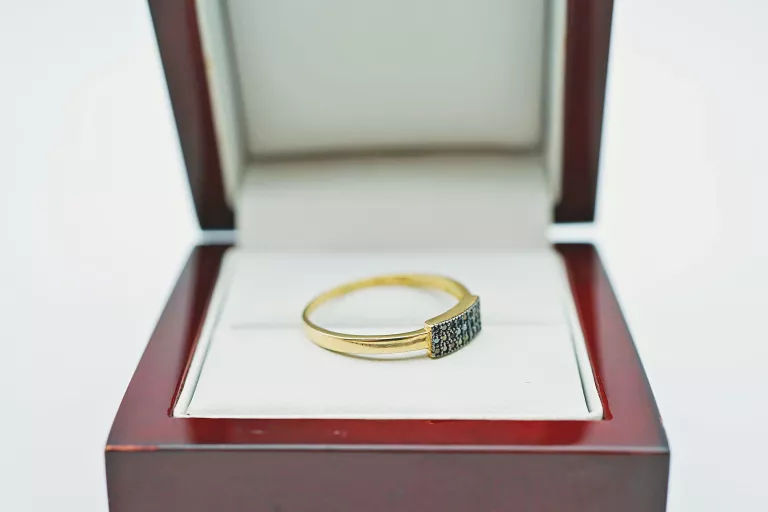 ciekawy-zloty-pierscionek-z-czarnym-kamieniem-p375-r21-waga-14