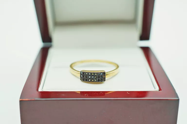 ciekawy-zloty-pierscionek-z-czarnym-kamieniem-p375-r21-kamien-17088-4194304