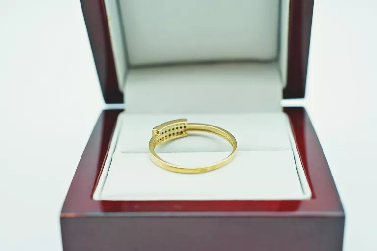 ciekawy-zloty-pierscionek-z-czarnym-kamieniem-p375-r21-rozmiarsrednica-wew-mm-372-21