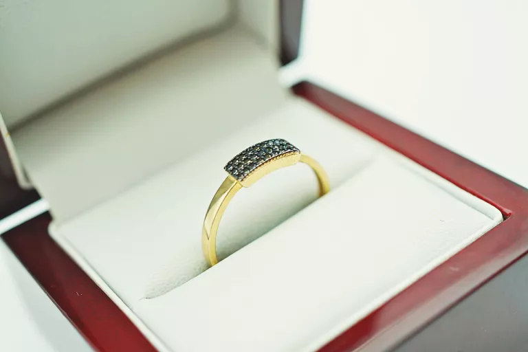 ciekawy-zloty-pierscionek-z-czarnym-kamieniem-p375-r21-rodzaj-2205-2