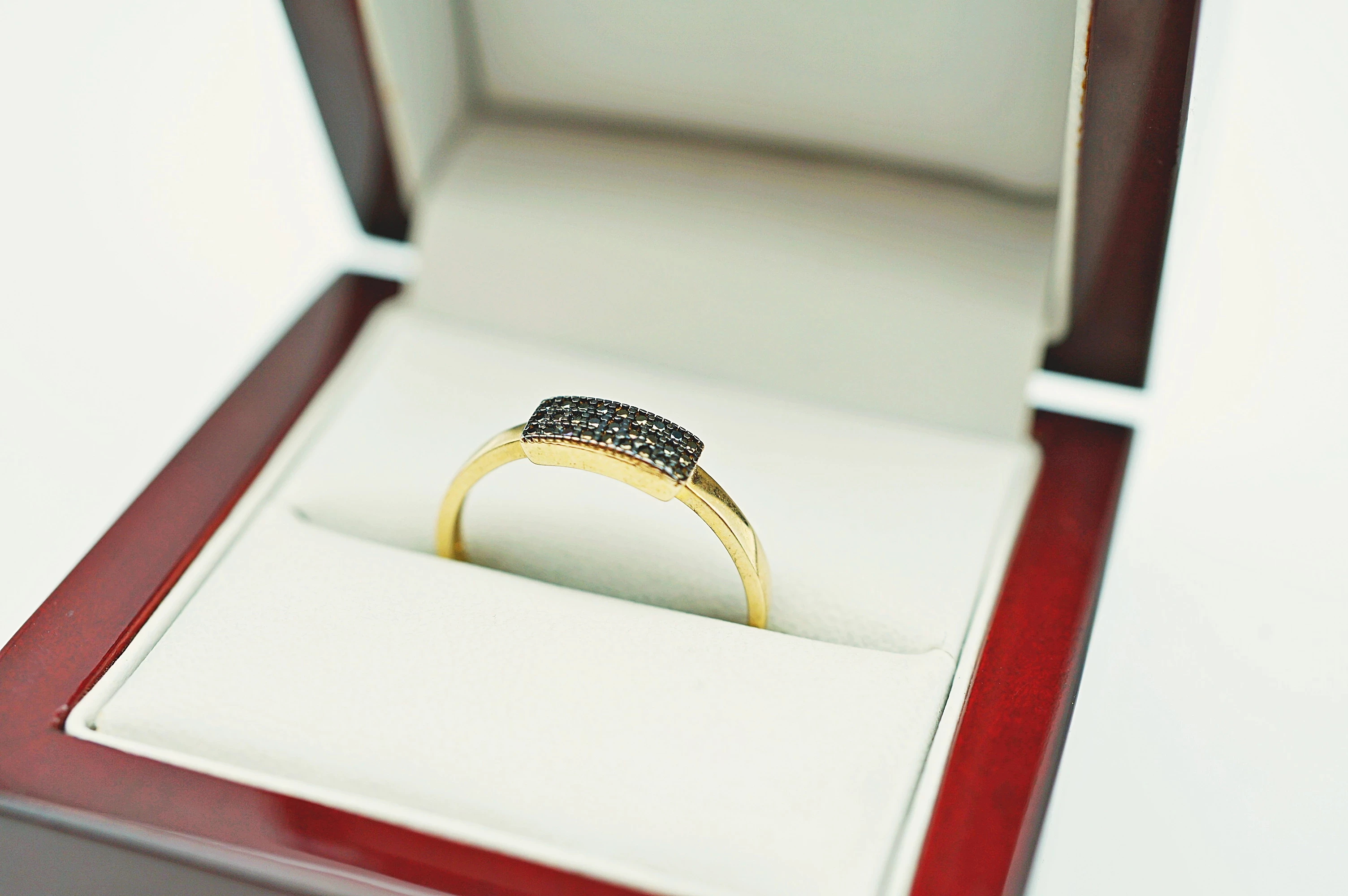 ciekawy-zloty-pierscionek-z-czarnym-kamieniem-p375-r21-sciegiennego-64-poznan