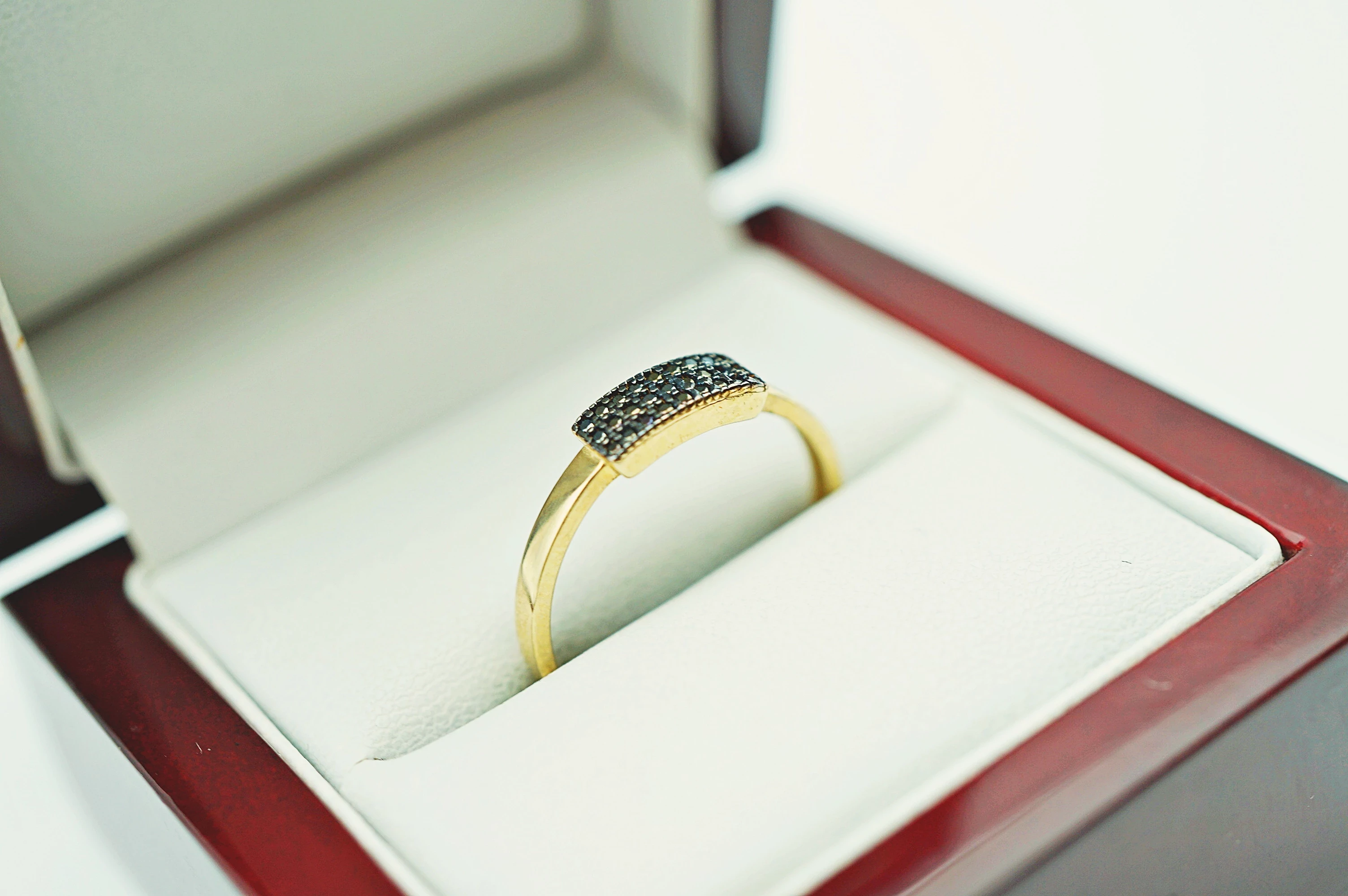 ciekawy-zloty-pierscionek-z-czarnym-kamieniem-p375-r21-rodzaj-2205-2