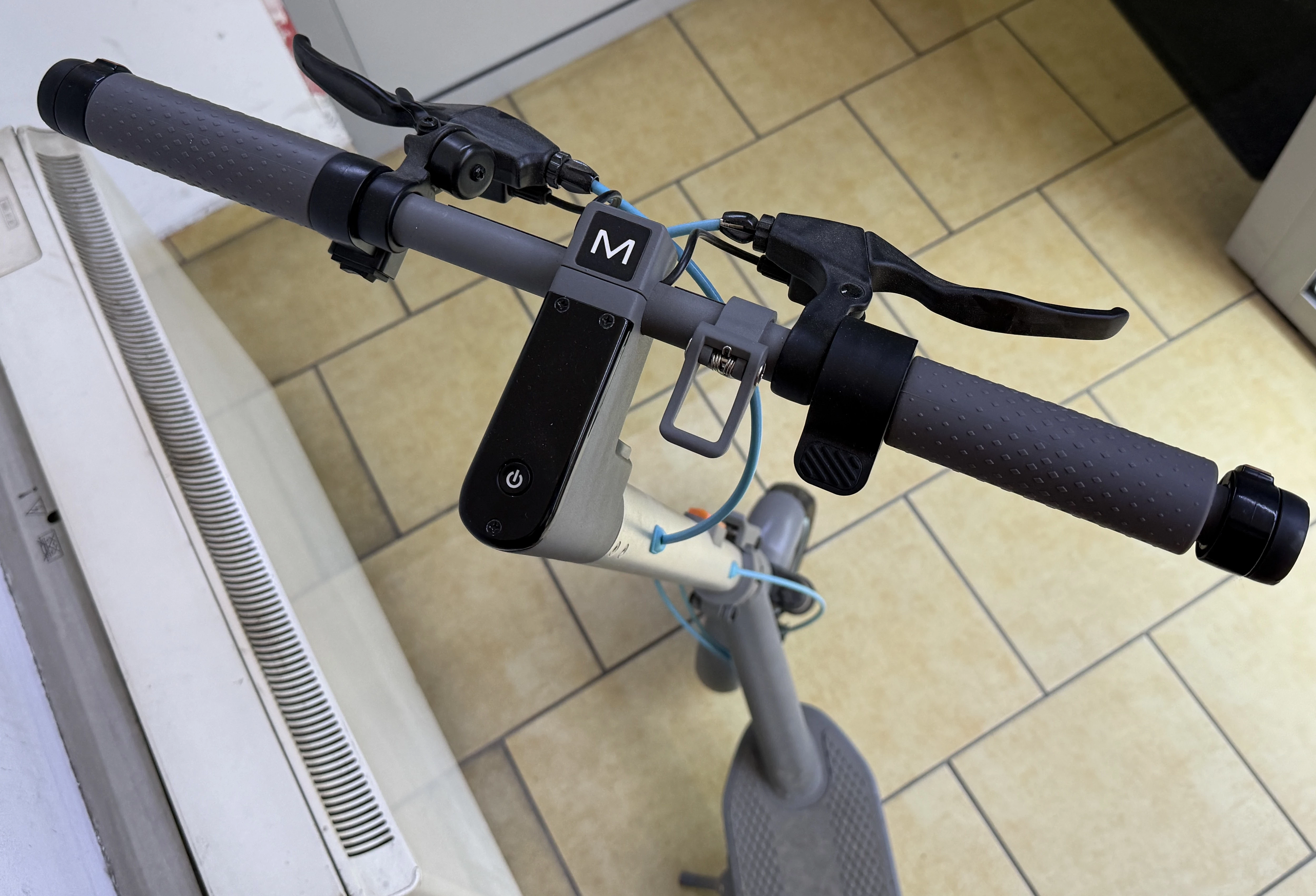 hulajnoga-motus-scooty-10-plus-2023-ladowarka-akcesoria-stan-11323-2