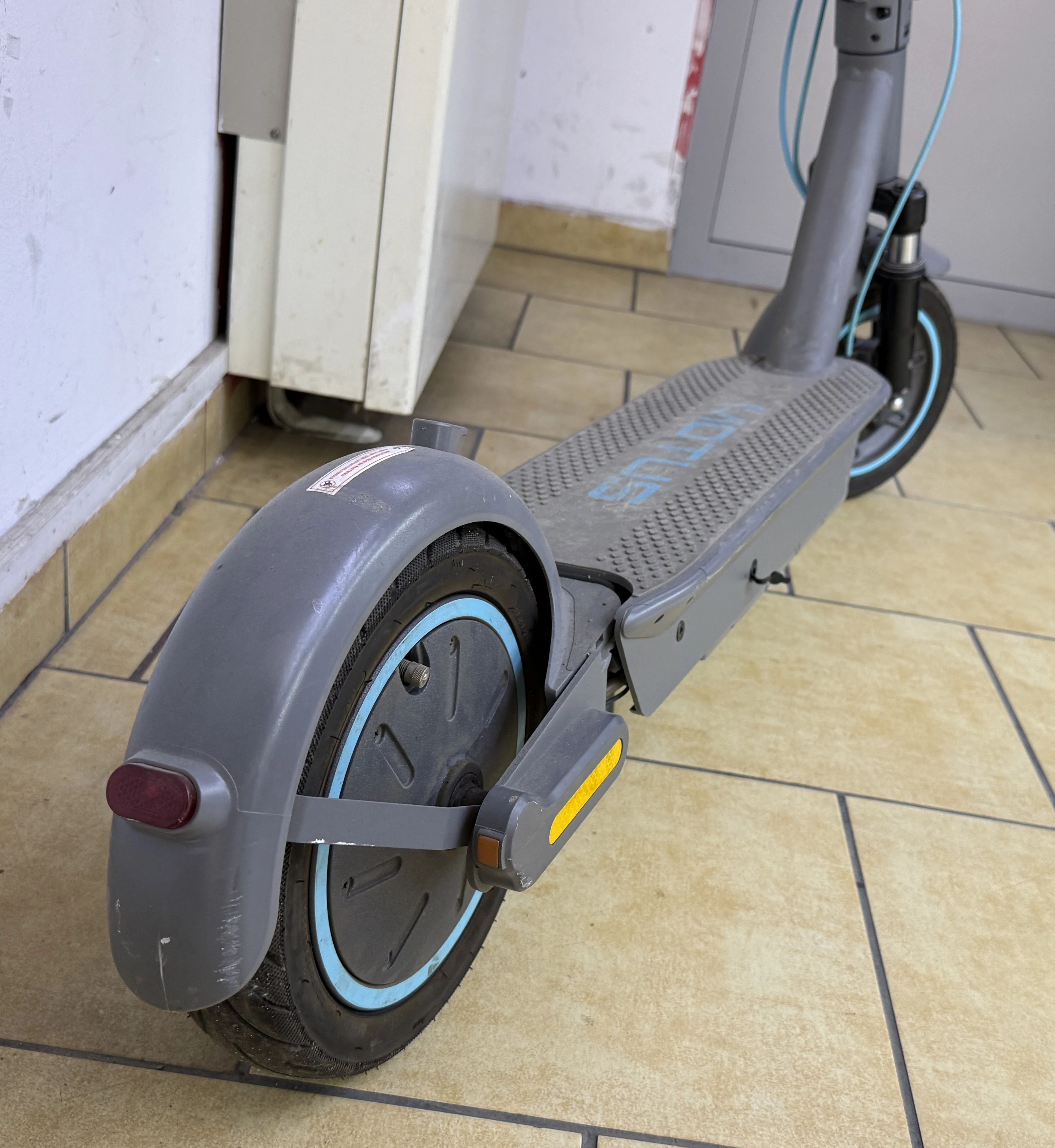 hulajnoga-motus-scooty-10-plus-2023-ladowarka-akcesoria-moc-silnika-50000