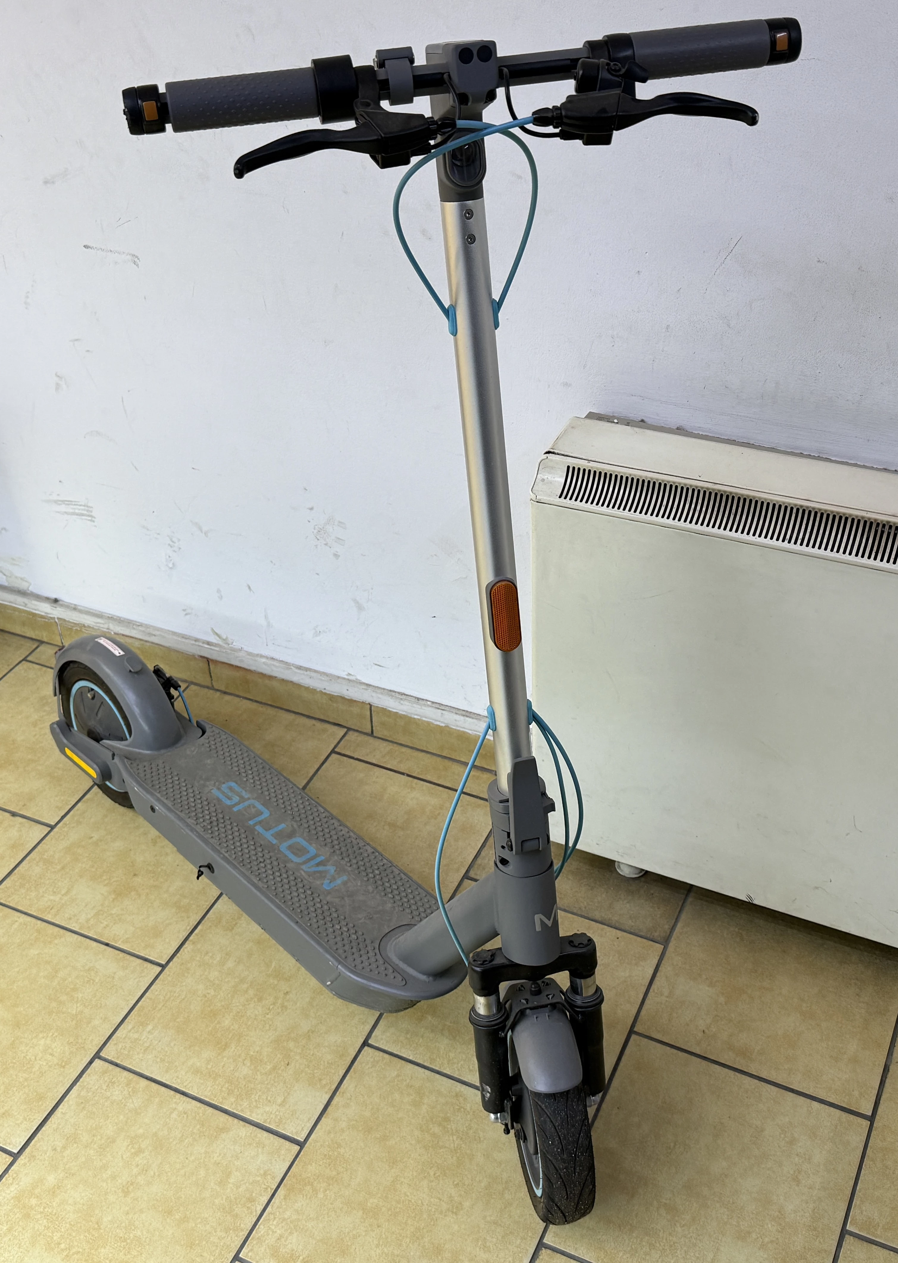 hulajnoga-motus-scooty-10-plus-2023-ladowarka-akcesoria-ean-gtin-5901821996211