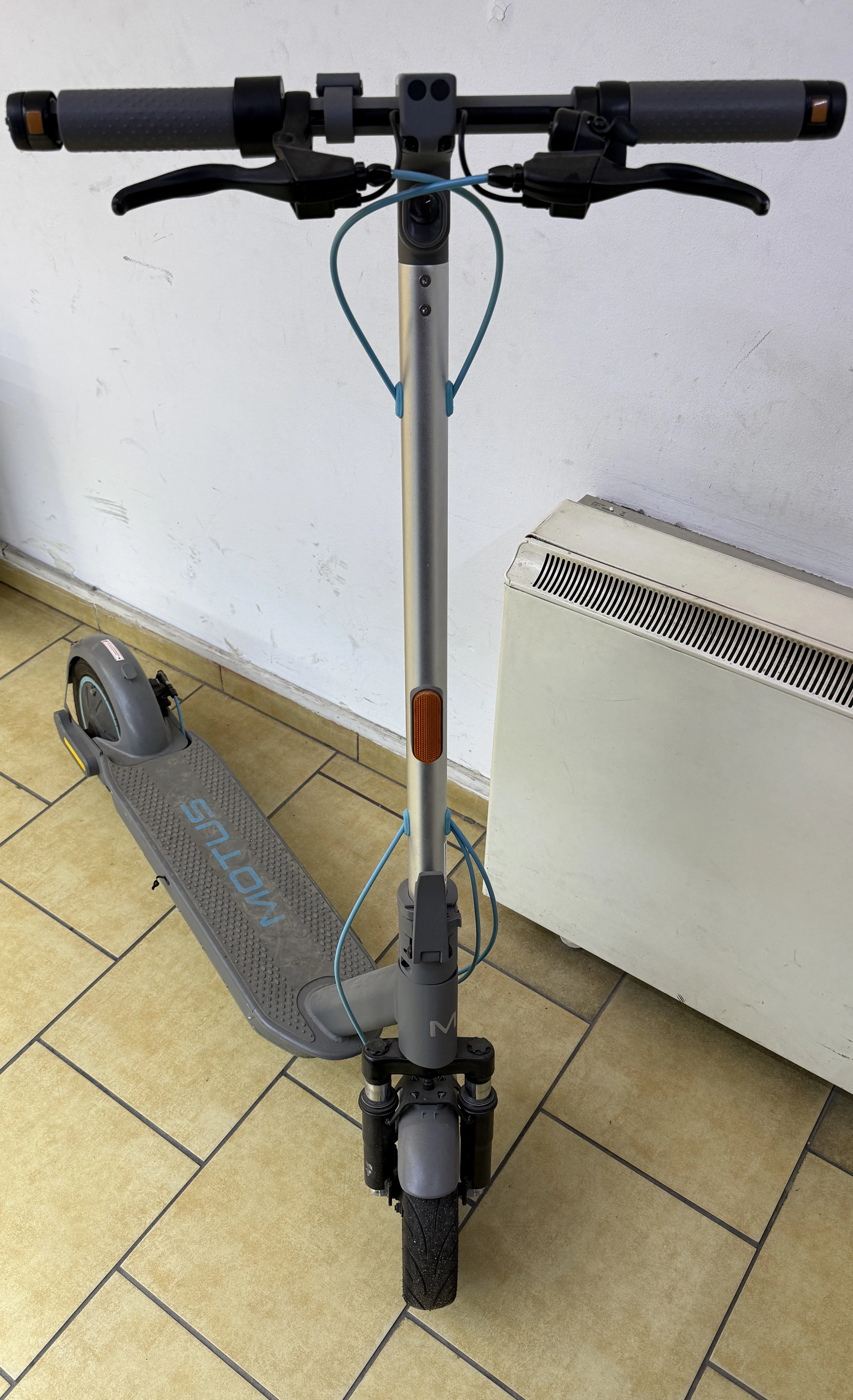 hulajnoga-motus-scooty-10-plus-2023-ladowarka-akcesoria-waga-1950