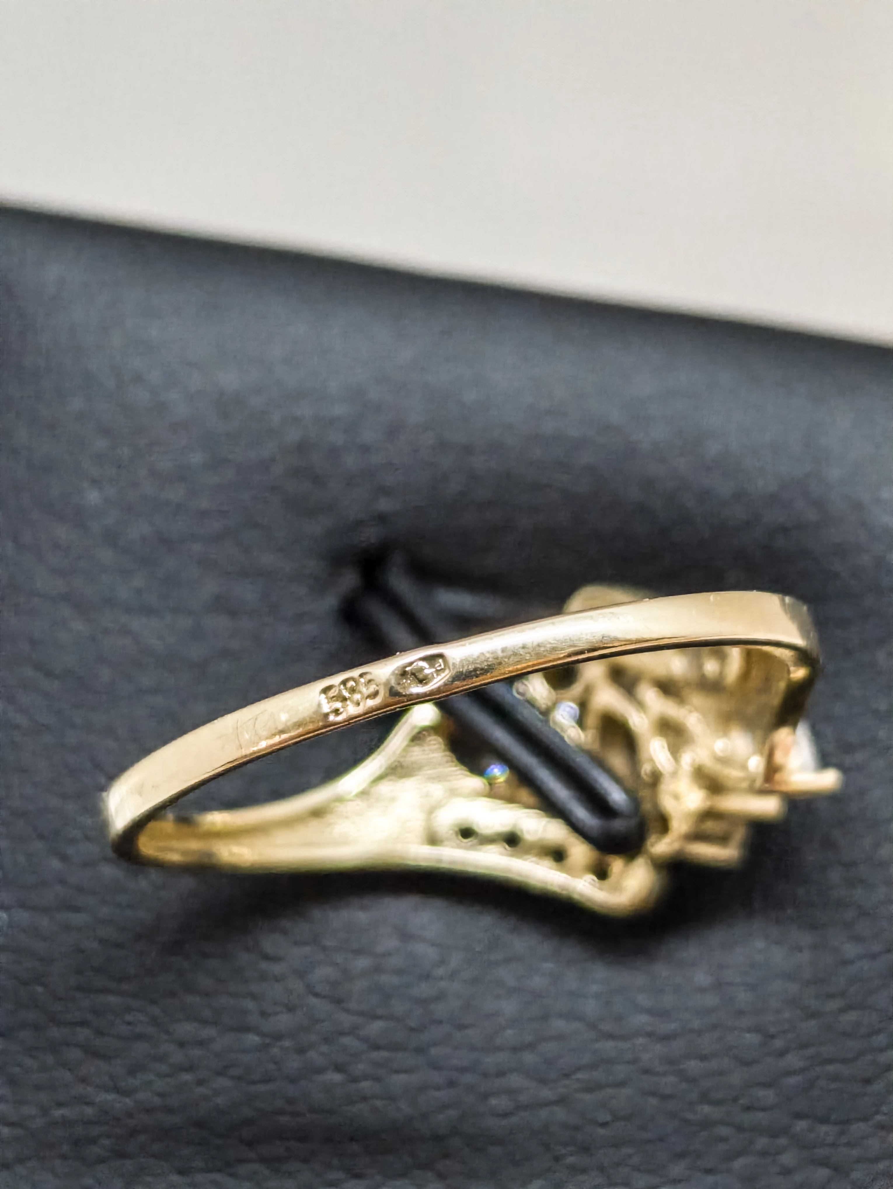 zjawiskowy-zloty-pierscionek-material-15835-536870912