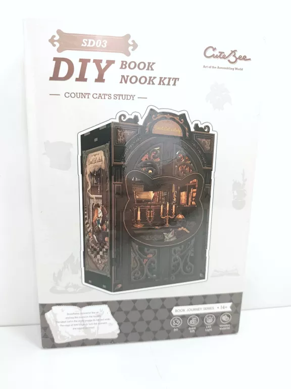 miniaturowy-domek-mini-book-nook-salonik-hrabiego-kota-habarri-aleje-jerozolimskie-33-warszawa-boonum