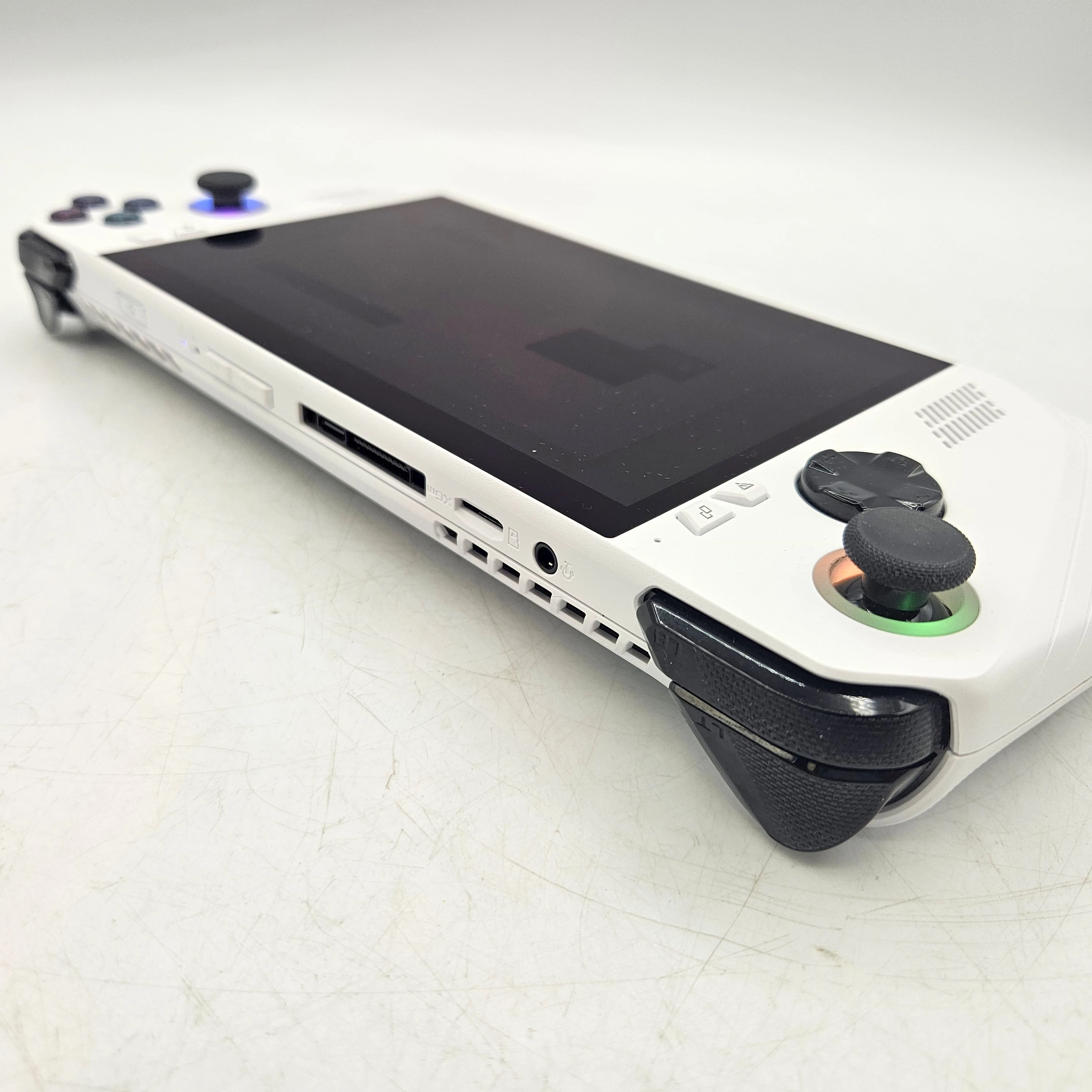 konsola-asus-rog-ally-ryzen-z1-extreme-512-gb-16-gb-ram-7-zalaczone-wyposazenie-ladowarka