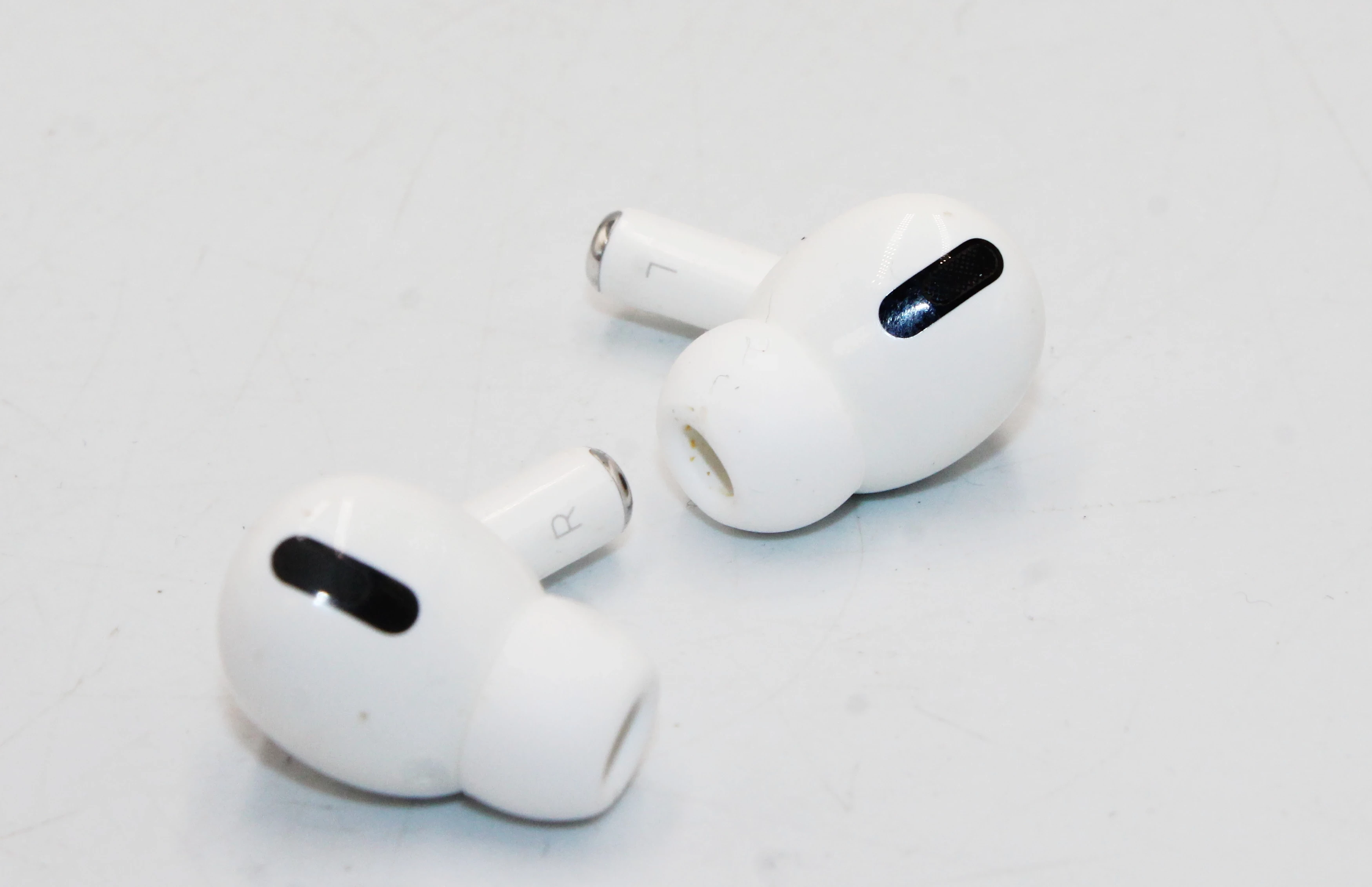 sluchawki-bezprzewodowe-dokanalowe-apple-airpods-pro-model-a2190-kolor-dominujacy-129357-2