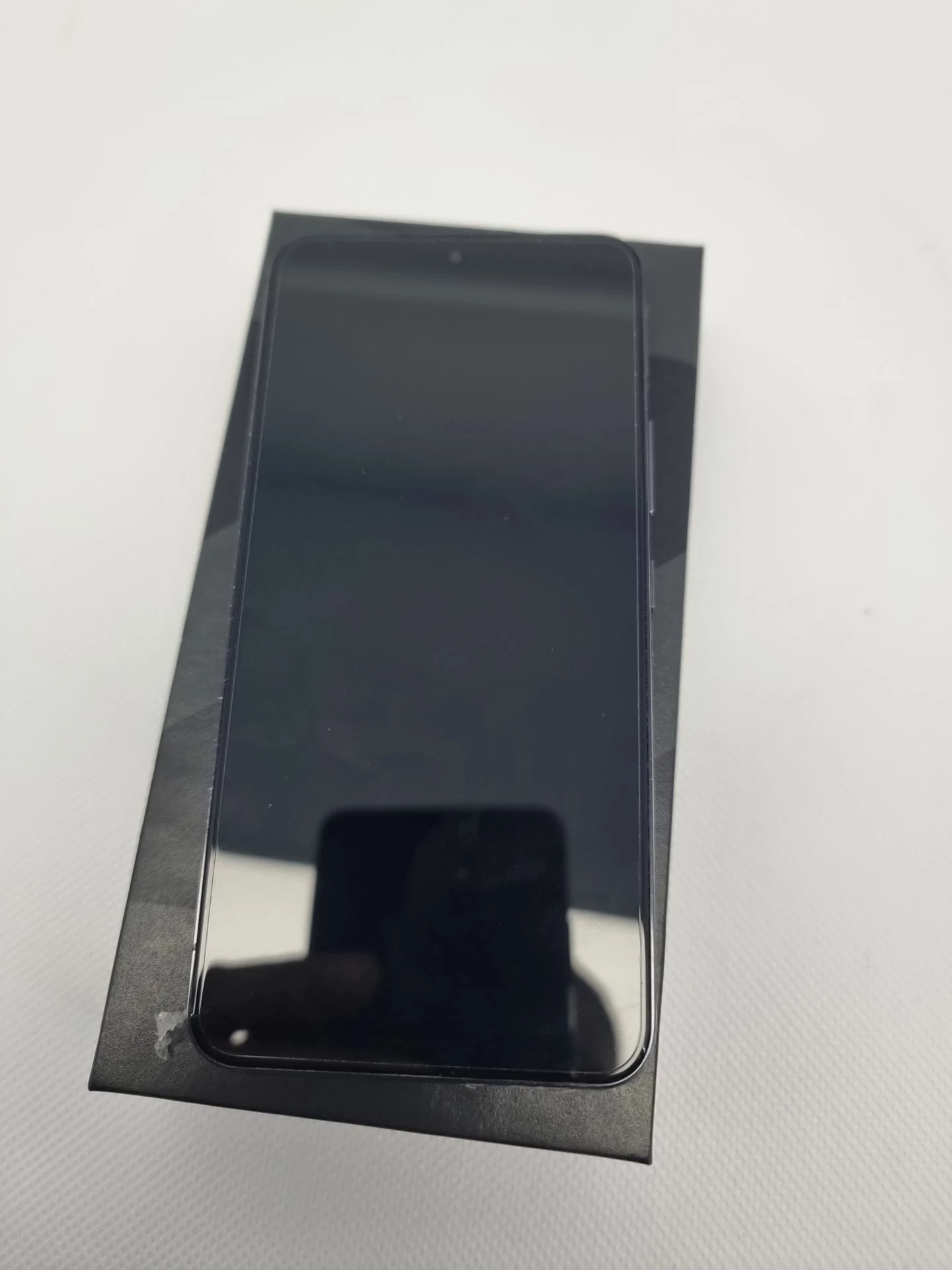 telefon-samsung-galaxy-s22-8256gb-kod-producenta-sm-s901bzkgeue