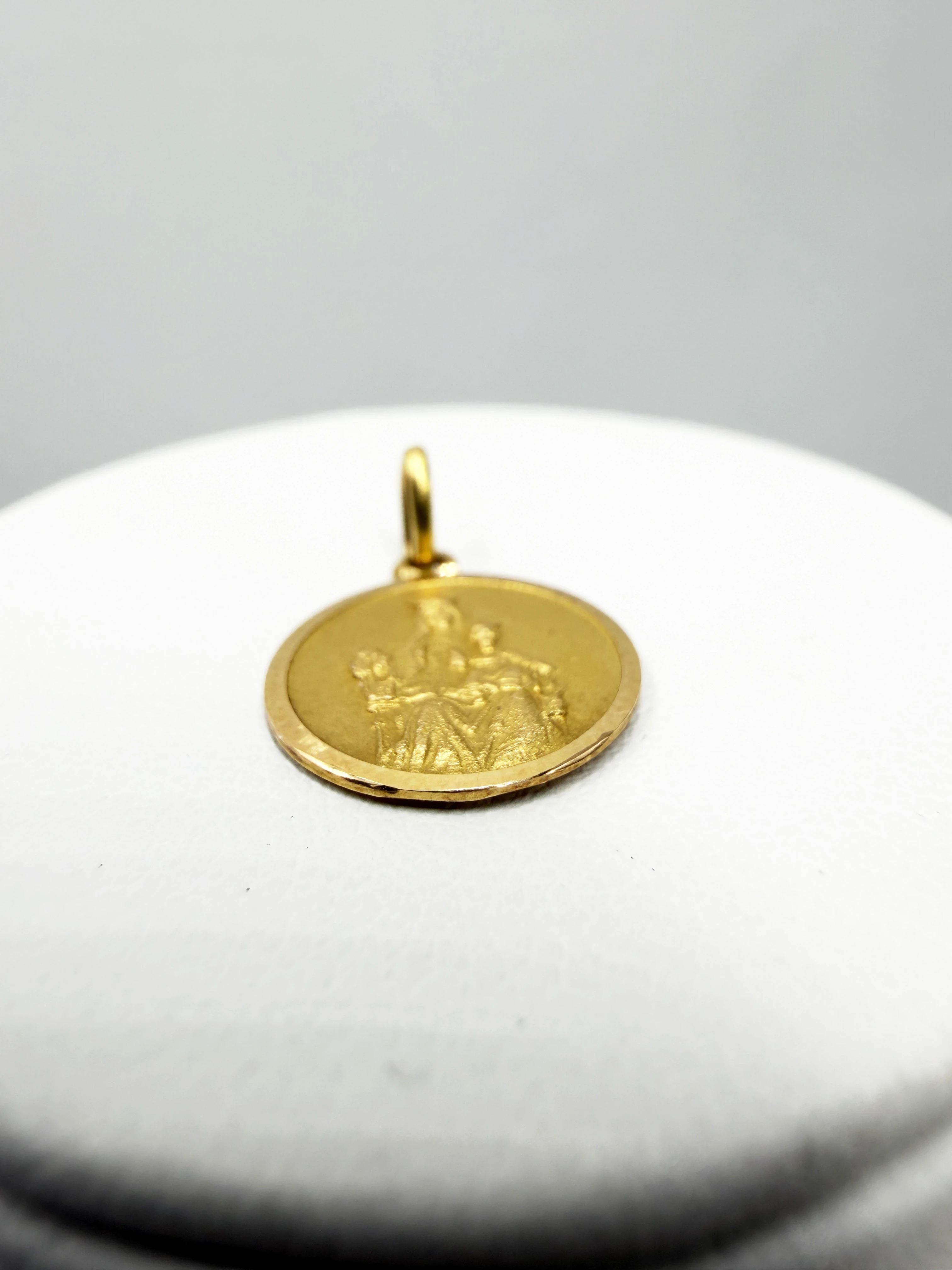 zloty-medalik-p750-152g-1cm-kamienie-221-64